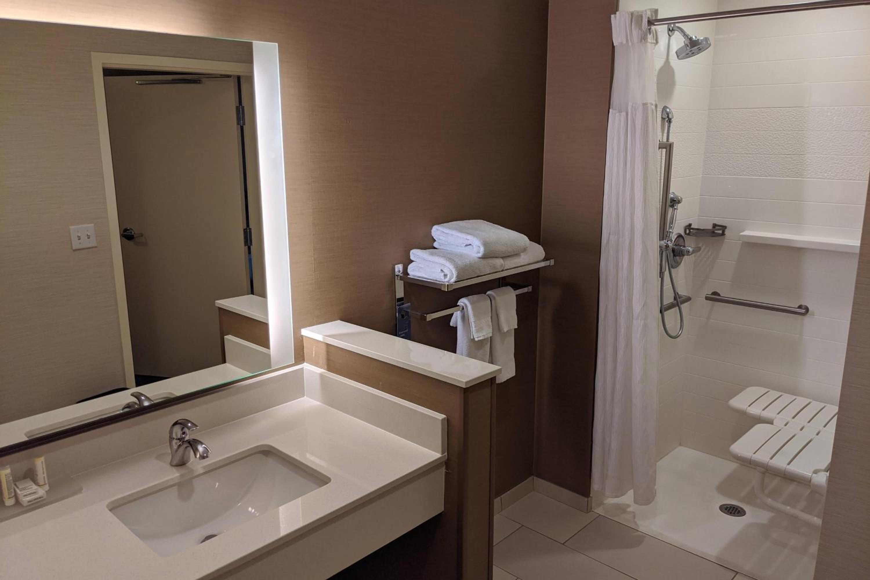 King Room - Hearing Accessible photo 3