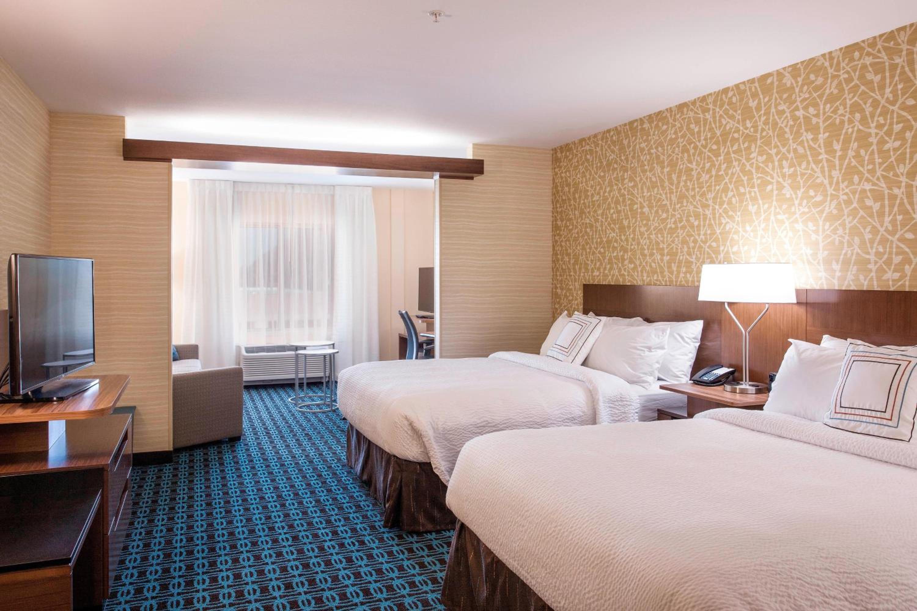 Queen Suite with Two Queen Beds, Bathtub and Sofa Bed - Mobility Access/Hearing Accessible photo 3