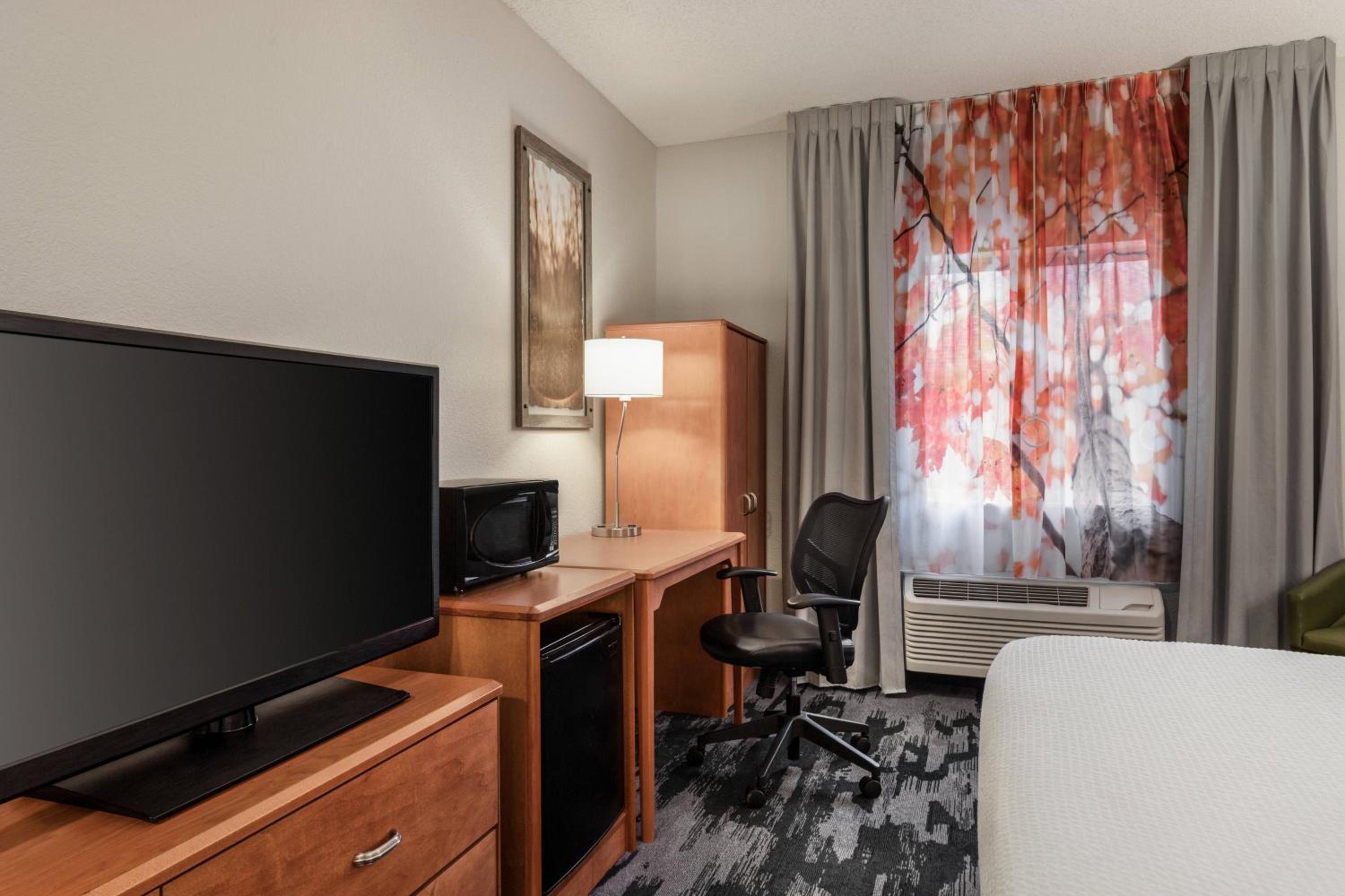Queen Room with Two Queen Beds photo 3