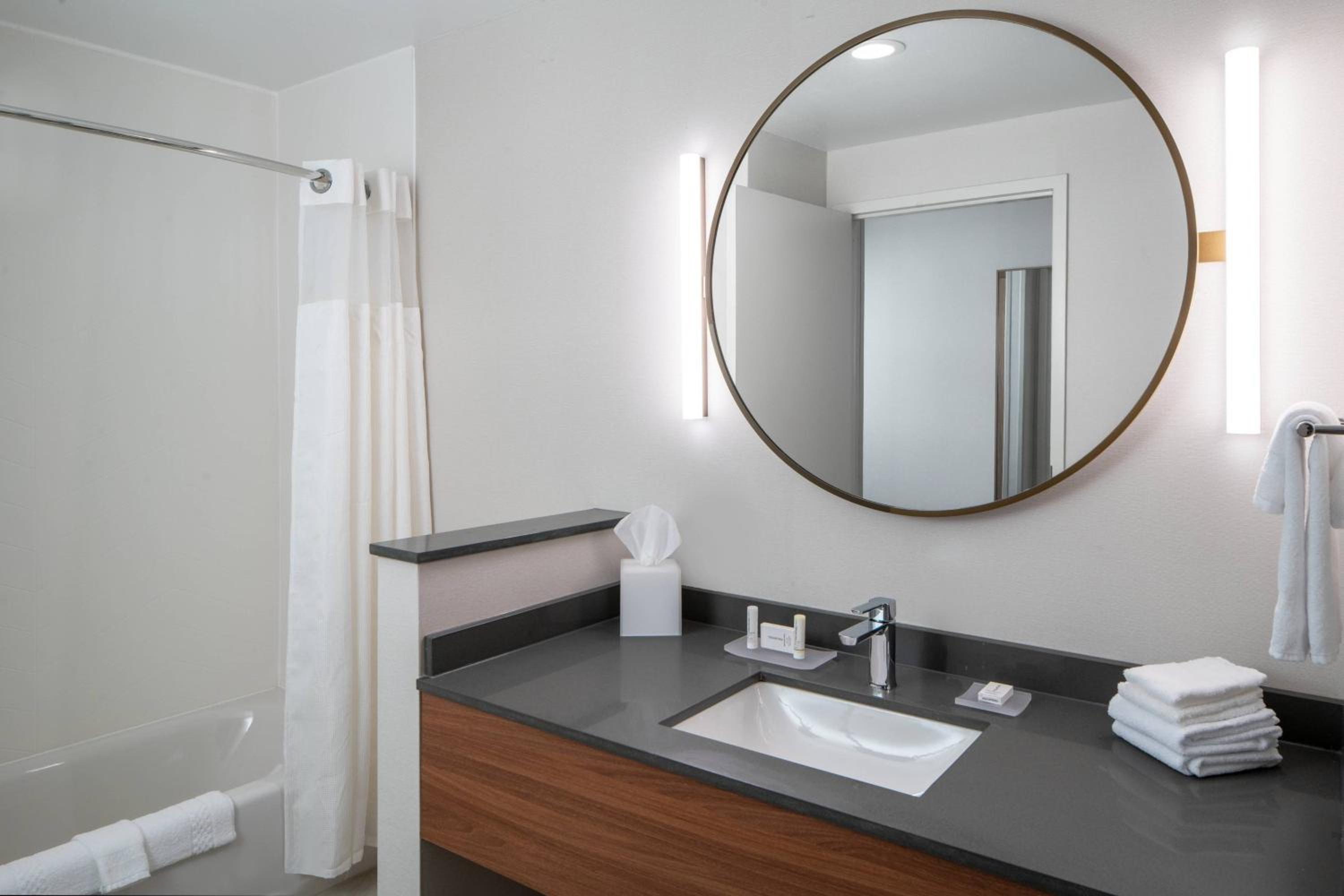 Queen Suite with Sofa Bed and Adapted Tub - Mobility Accessible photo 2