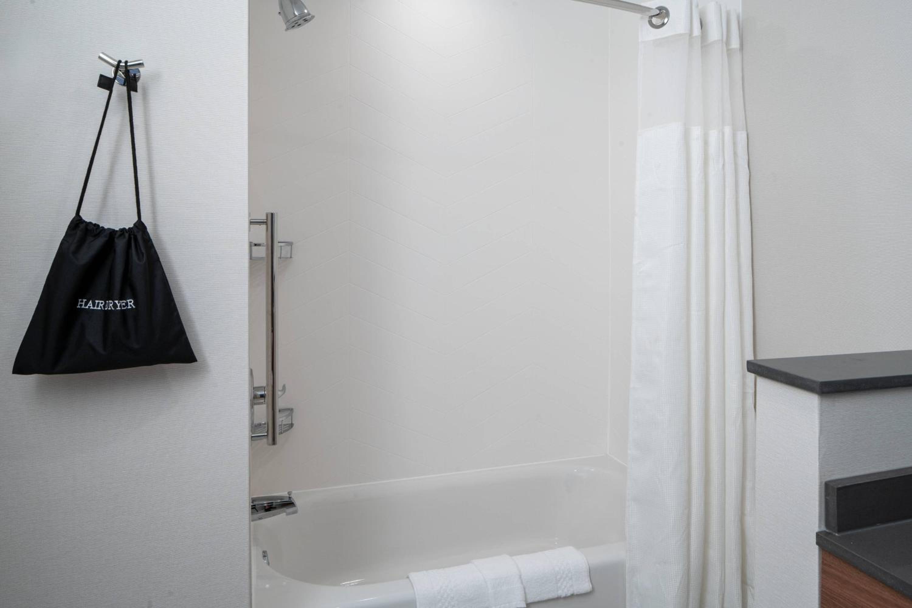 King Room with Adapted Tub - Mobility Accessible photo 2