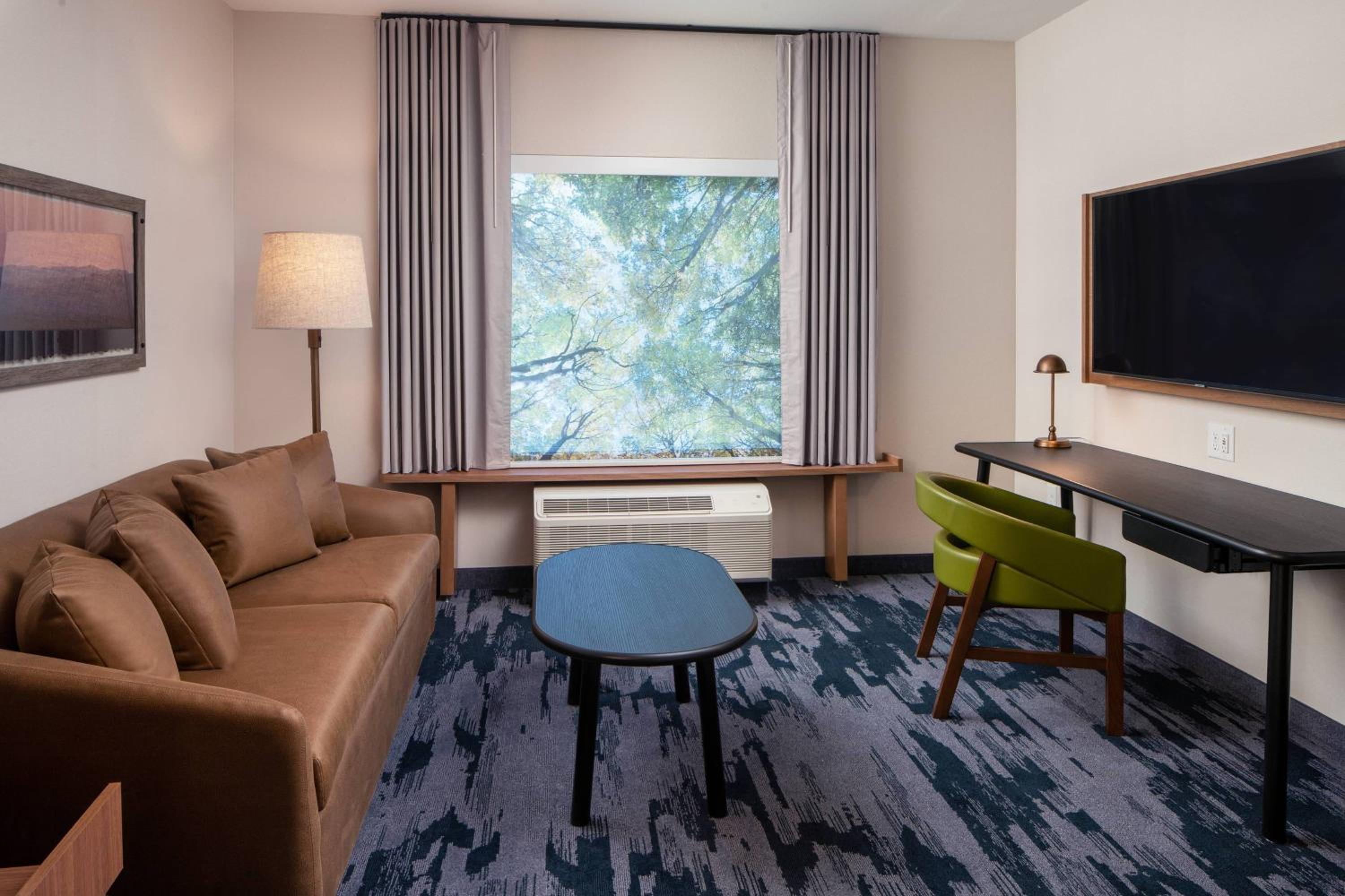 Queen Suite with Sofa Bed and Adapted Tub - Mobility Accessible photo 3