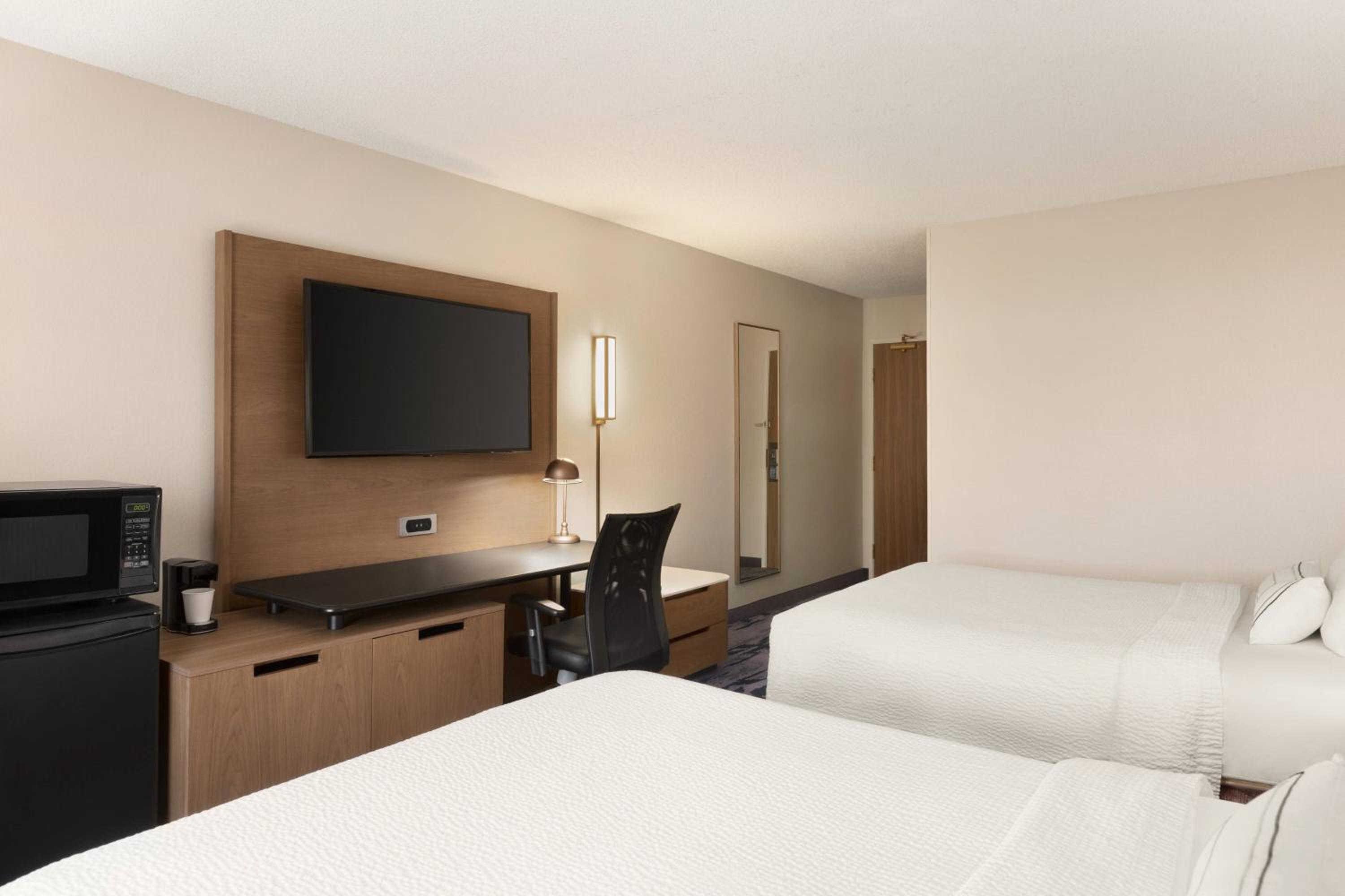 Queen Room with Two Queen Beds - Hearing Accessible photo 2
