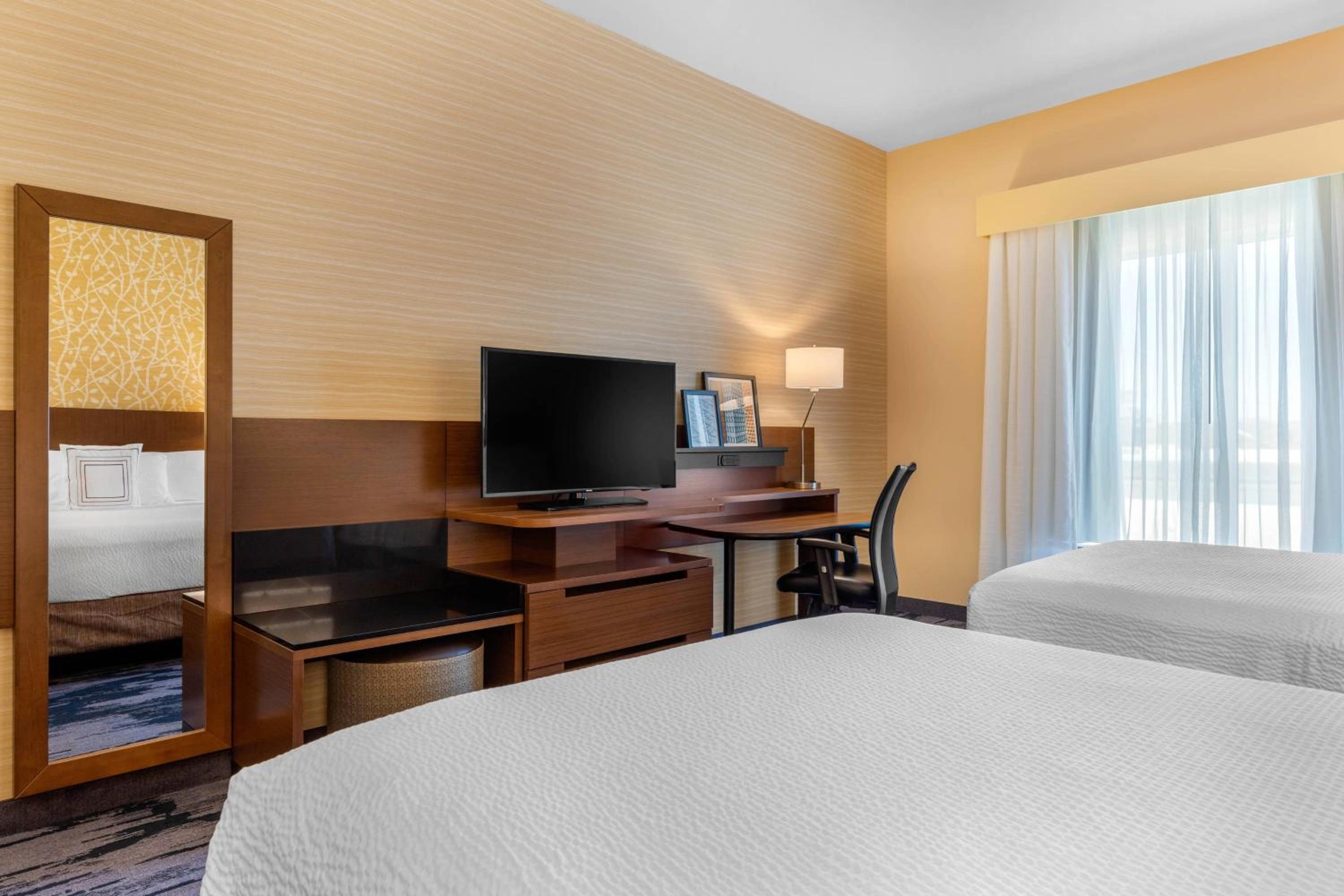 Queen Room with Two Queen Beds and Bathtub - Mobility Access