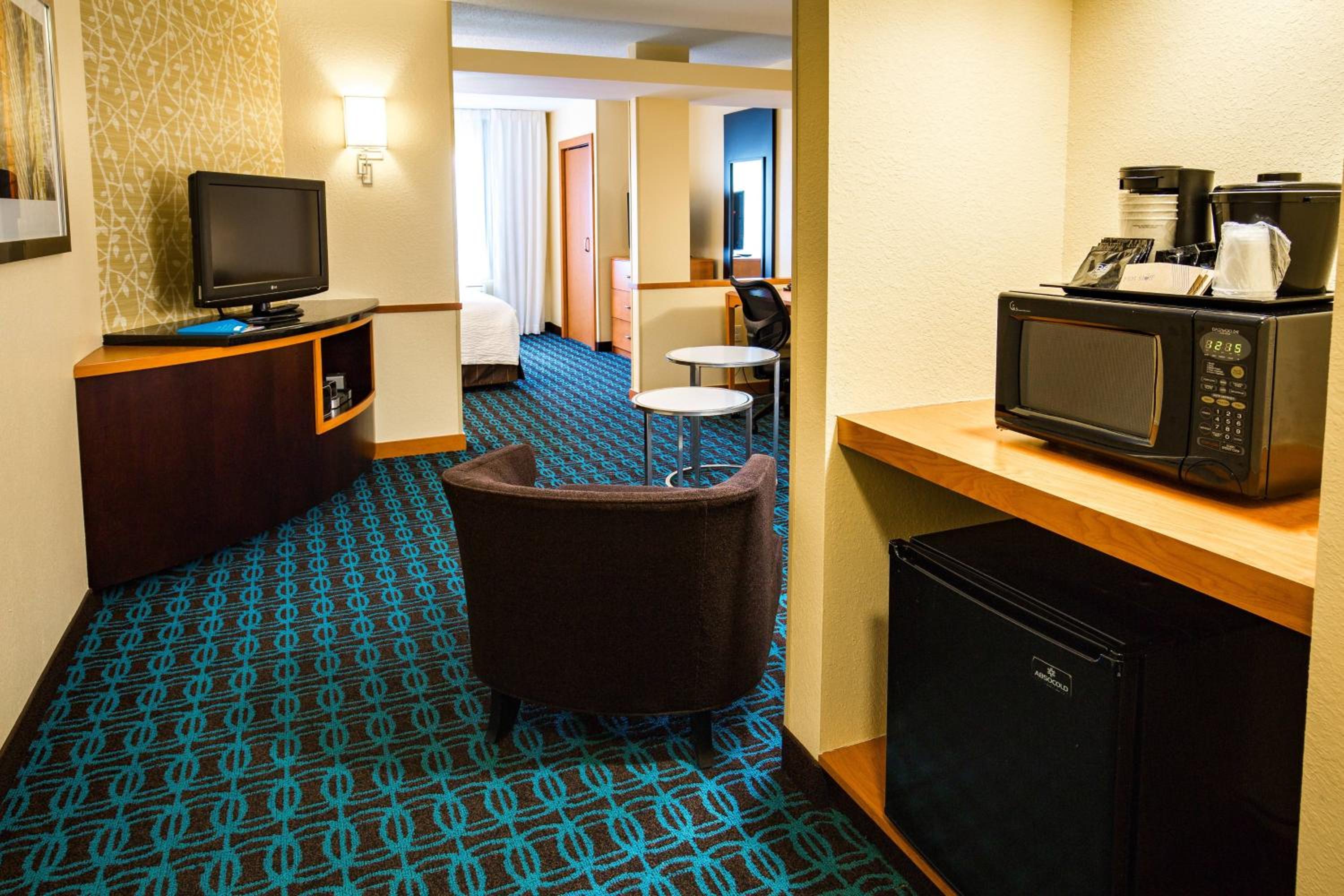 Executive King Suite, Larger Guest room, 1 King, Sofa bed (Mobility &amp; Hearing Accessible w/ Tub)