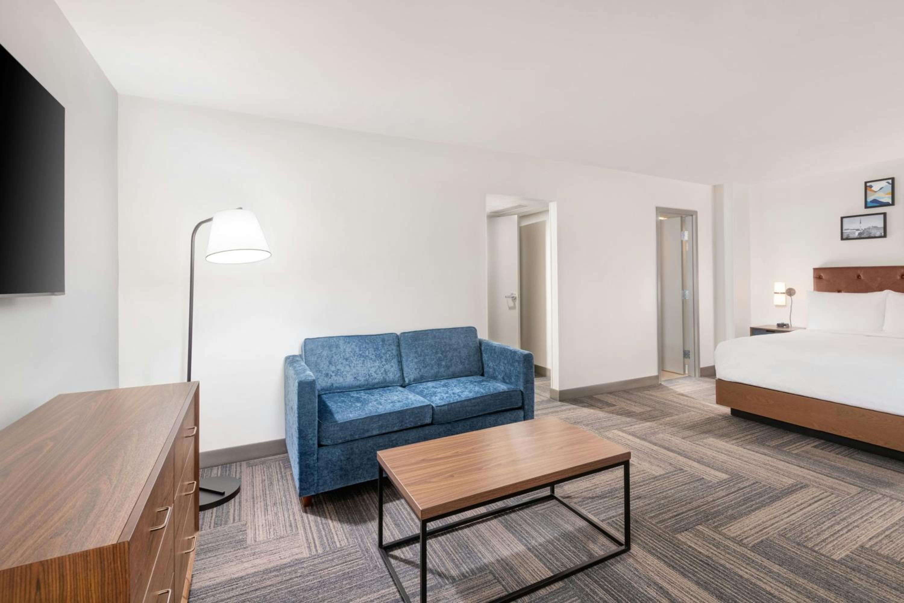 1 Bedroom Suite, 1 King, Sofa beds: 2 - Photo 1