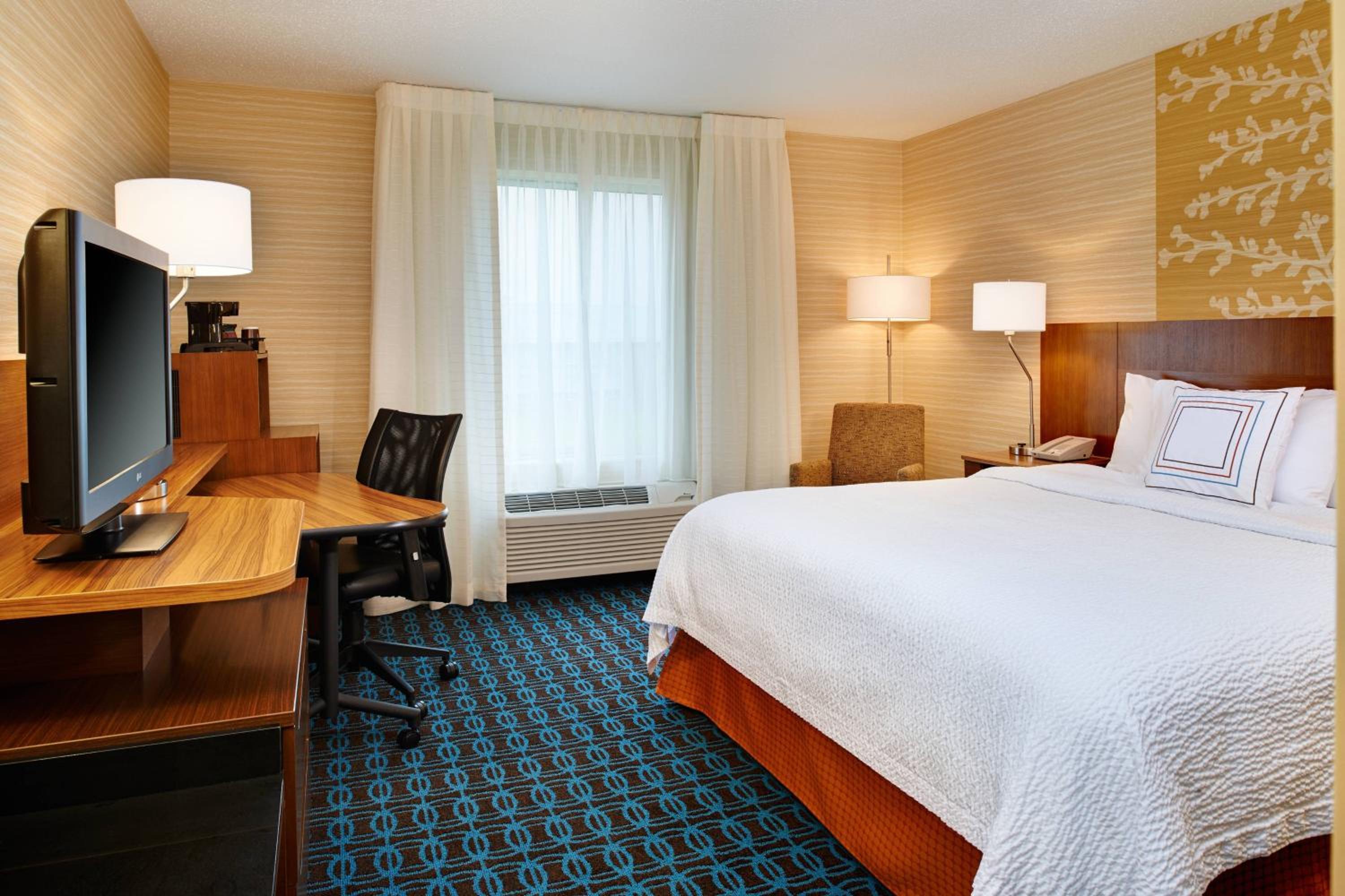 King Room with Adapted Tub - Mobility and Hearing Accessible - Photo 3