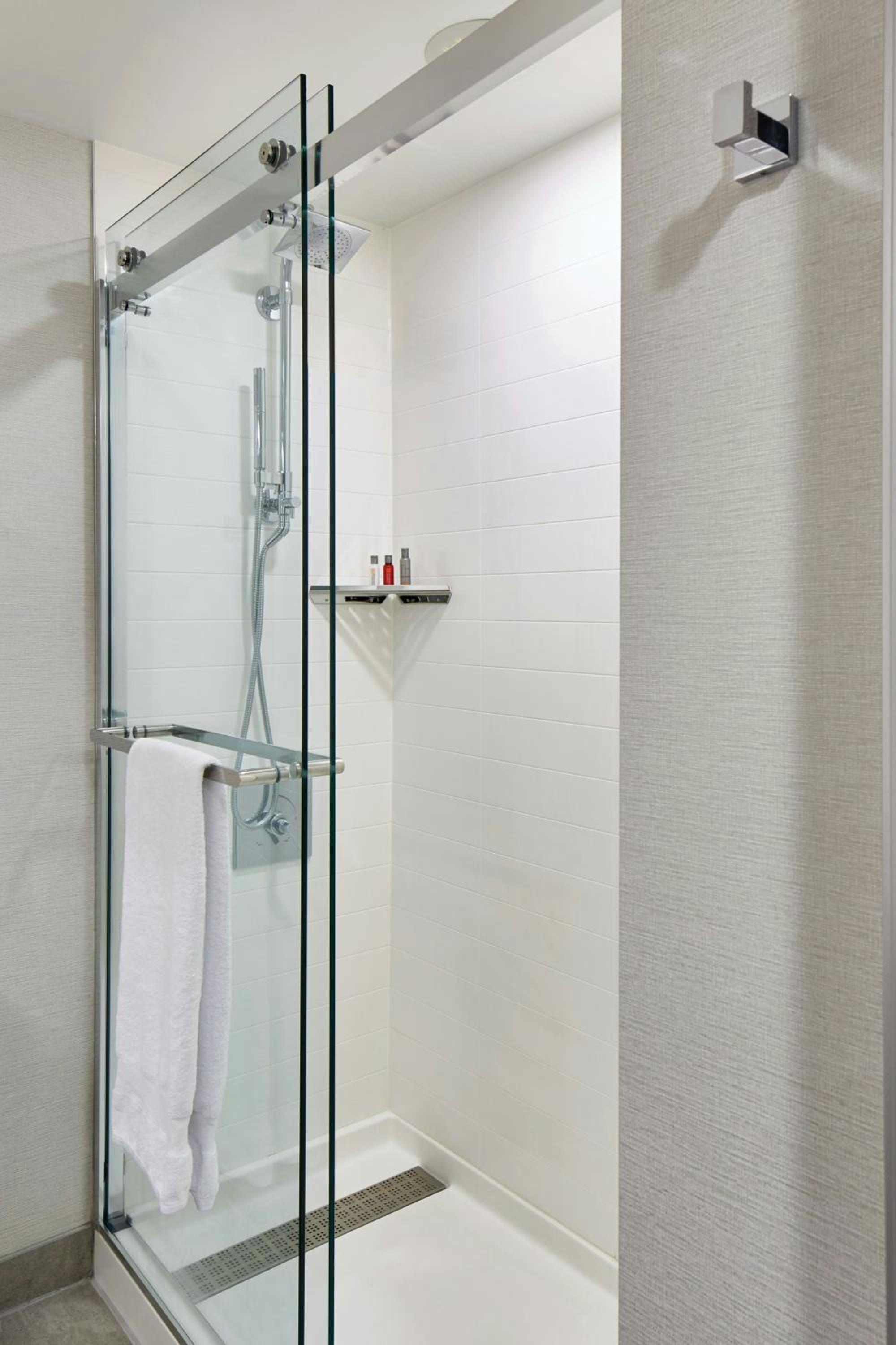 Double Room with Two Double Beds - Hearing Accessible  - Photo 5