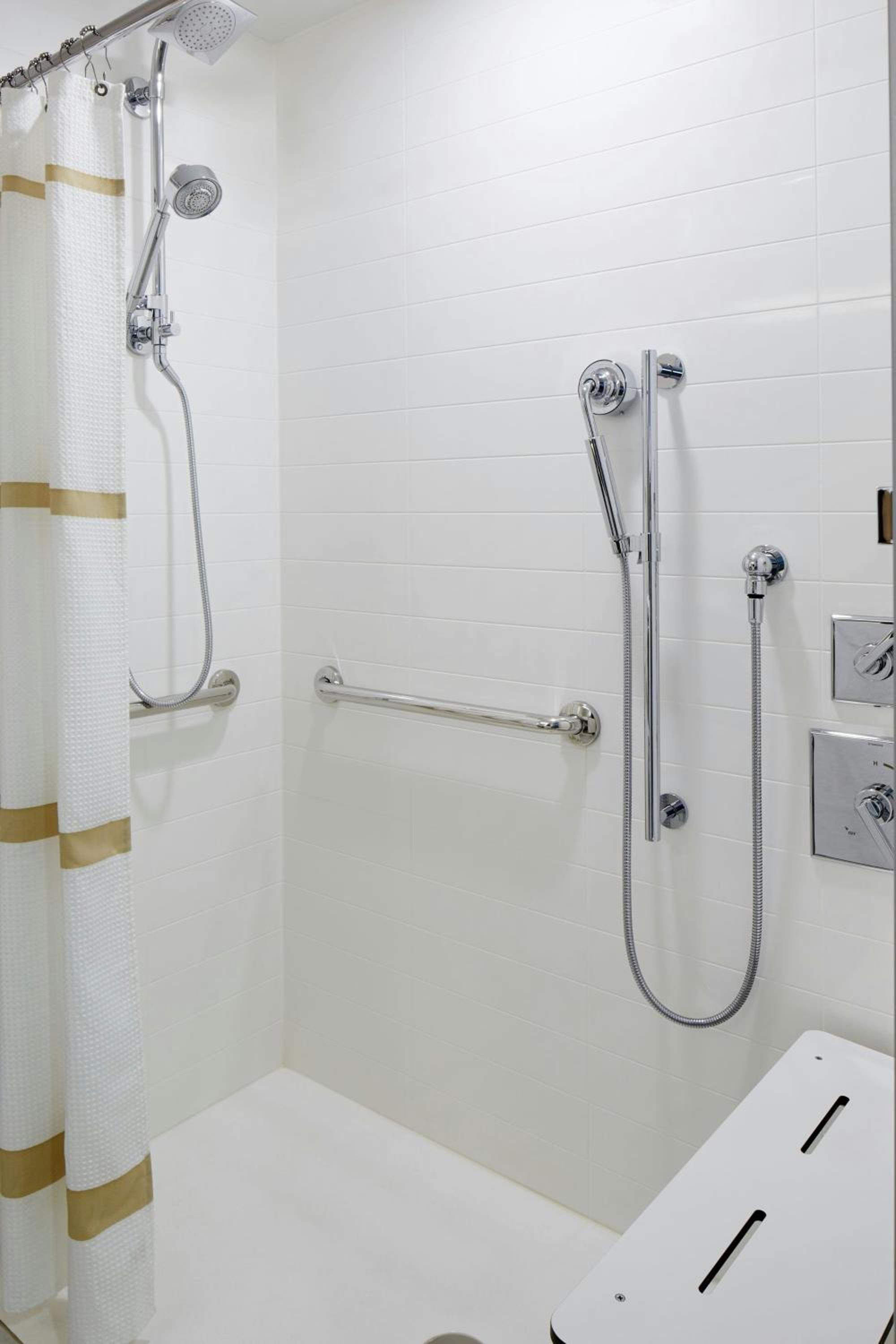 King Room with Adapted Tub - Mobility Accessible - Photo 5