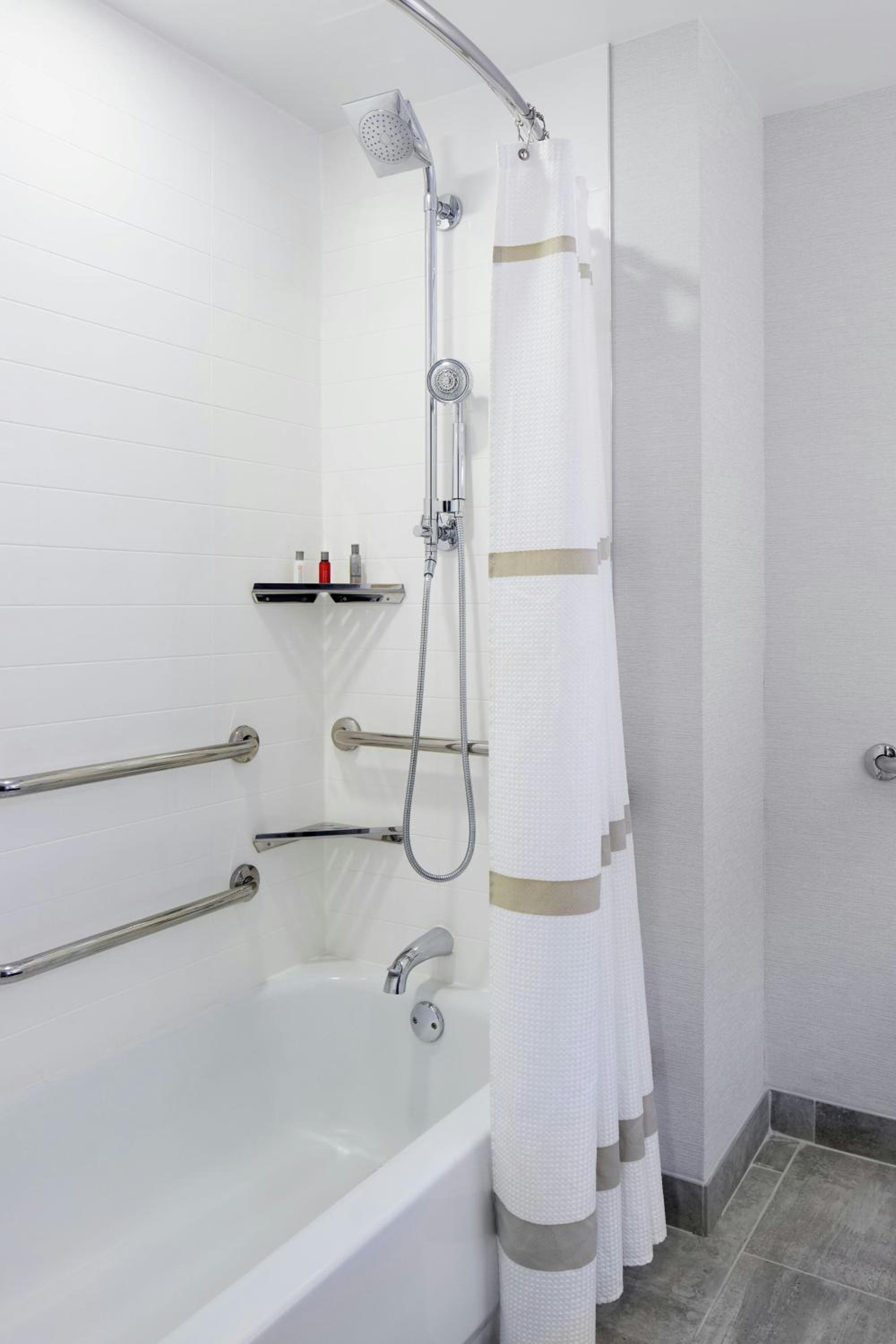 King Room with Adapted Tub - Mobility Accessible - Photo 6