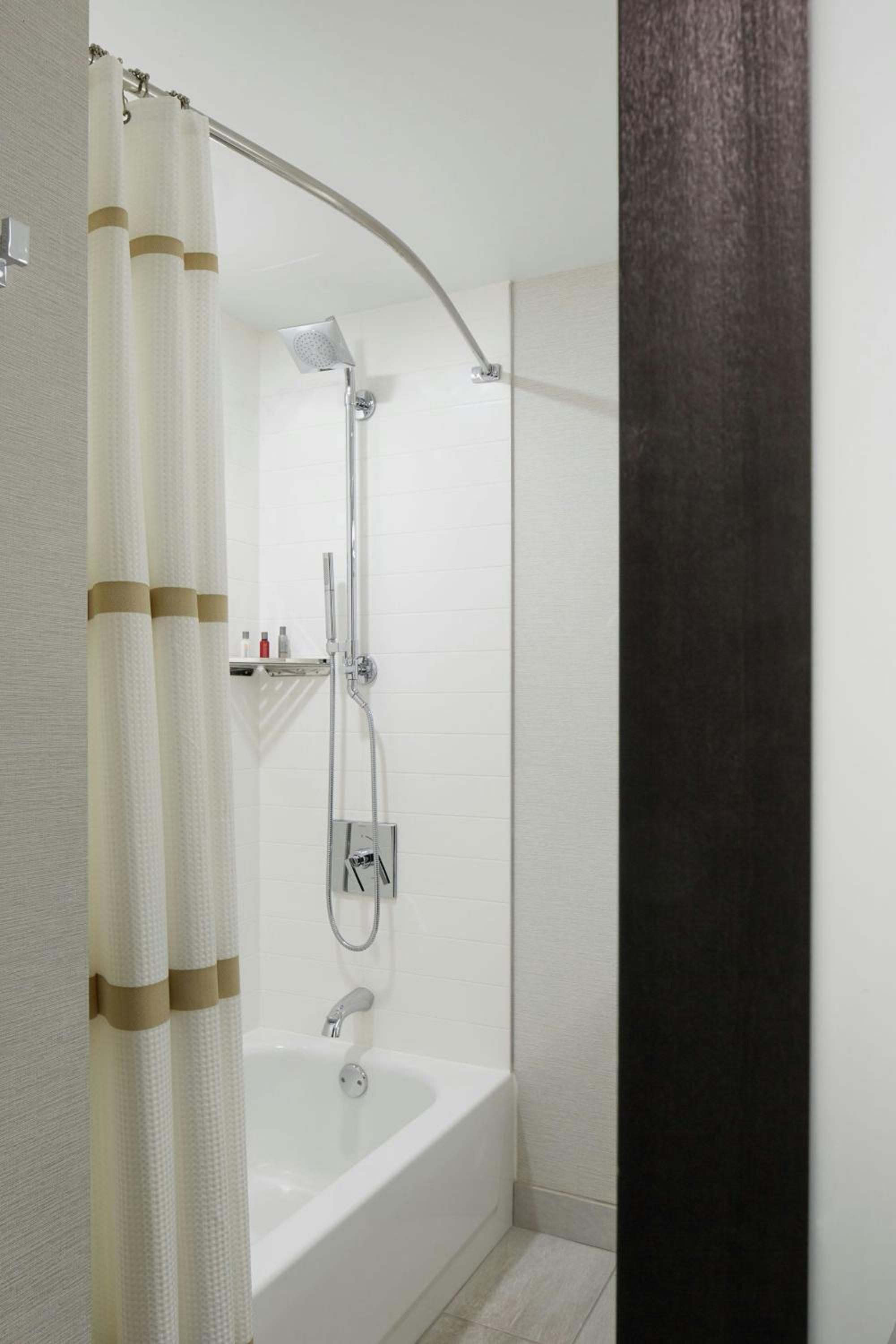 Double Room with Two Double Beds - Hearing Accessible  - Photo 4