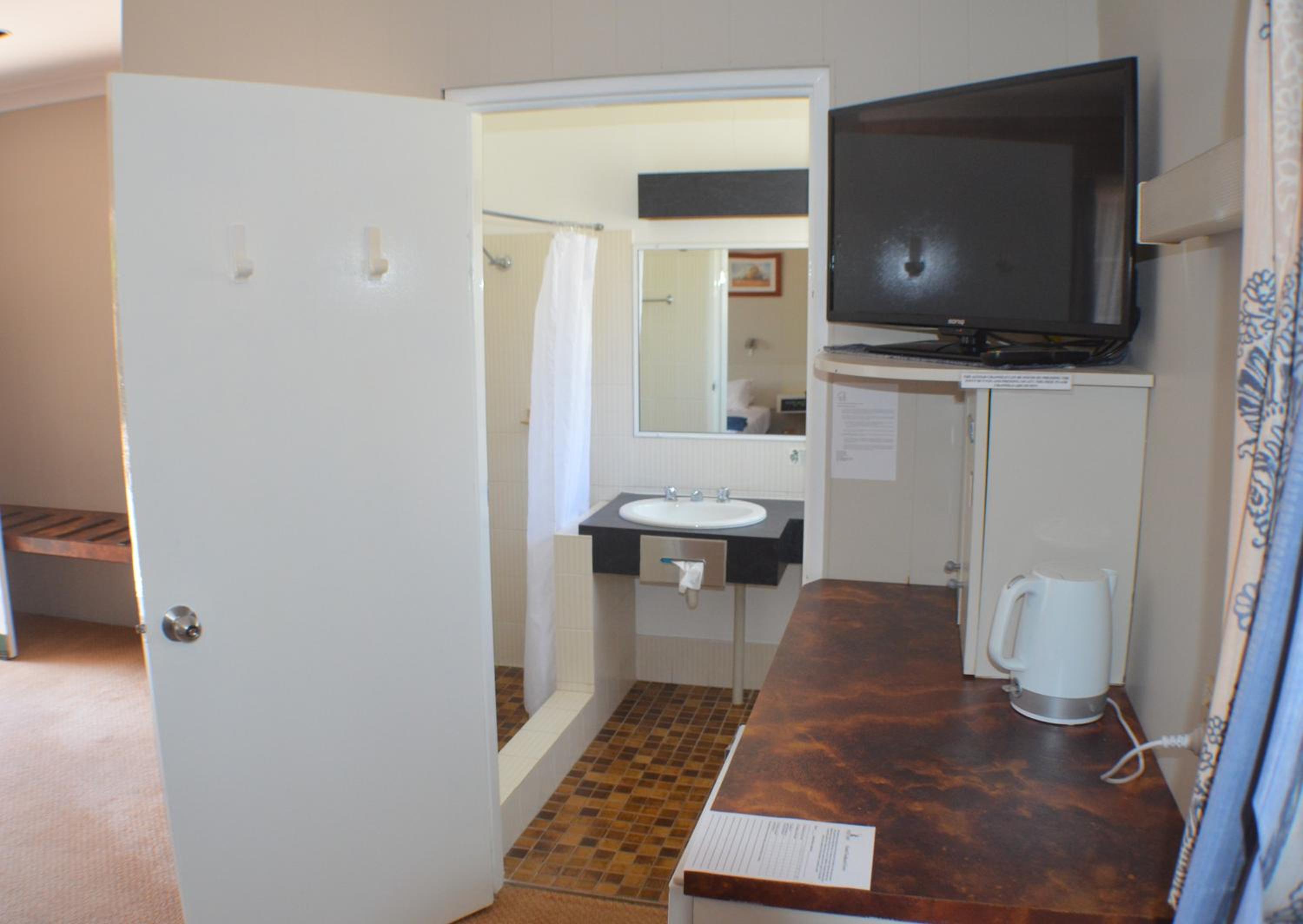 Pet Friendly - King Room   photo 3