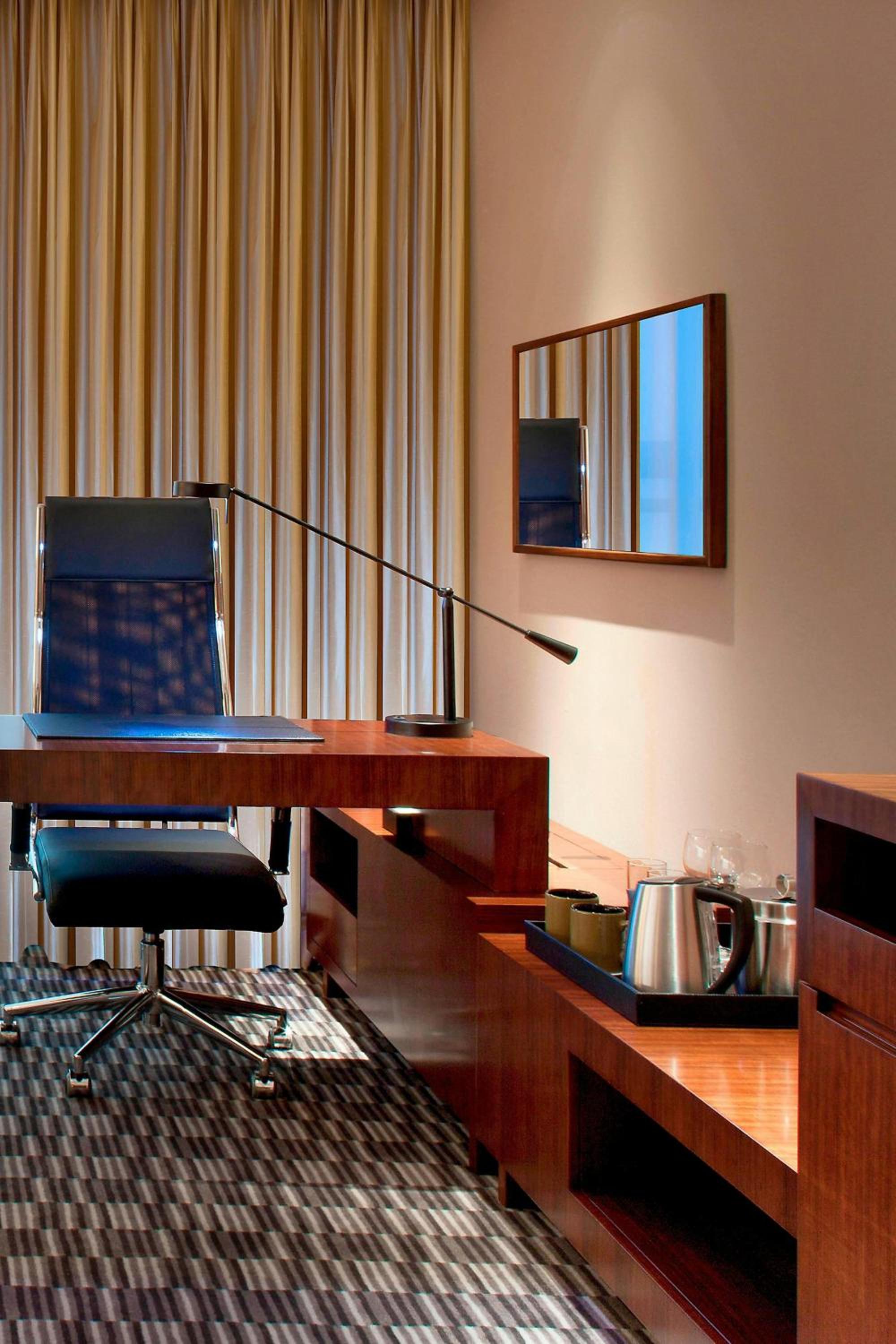 Deluxe Room, Guest room, 1 King - Photo 1