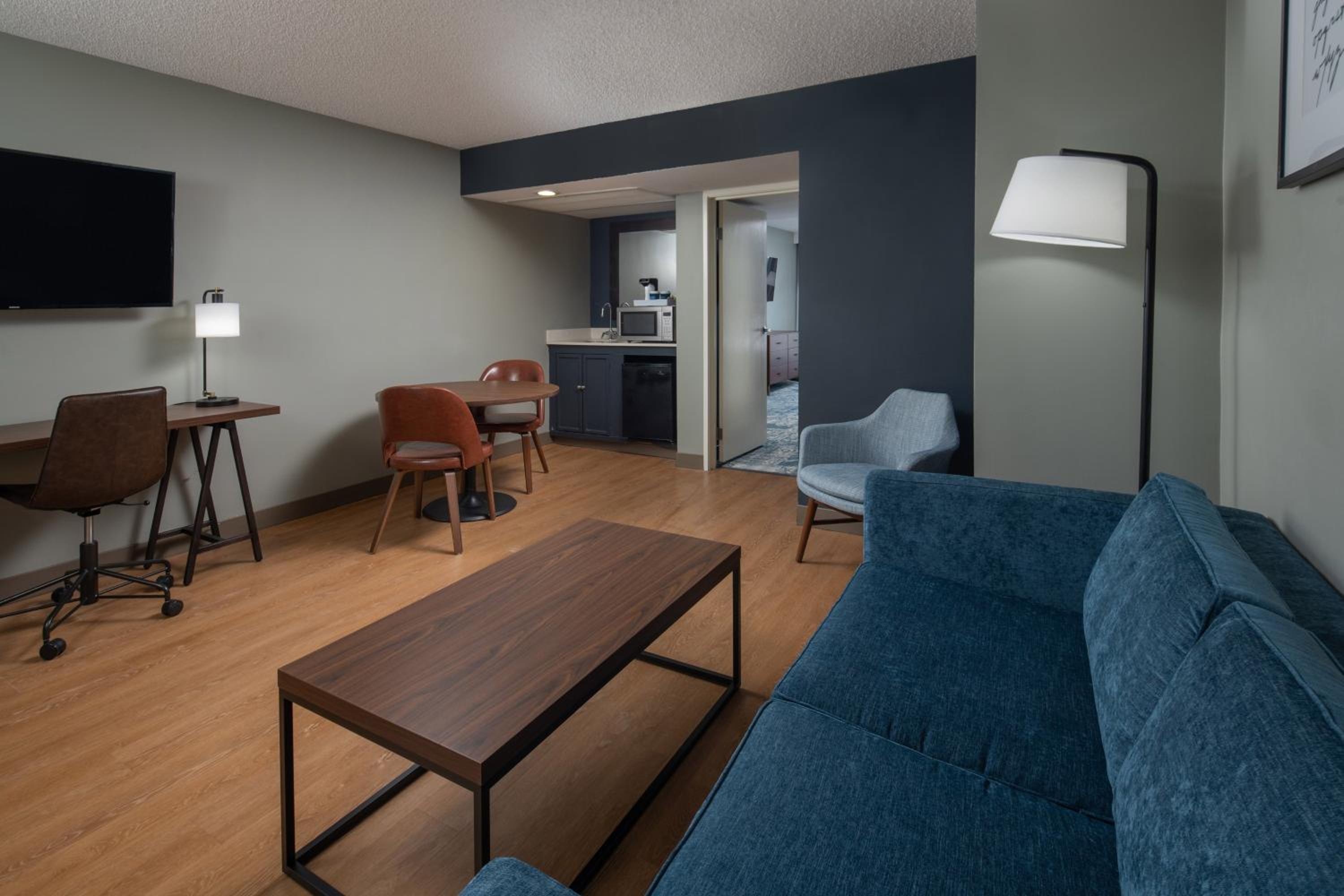 Spacious, 1 Bedroom Suite, 2 Queen, Sofa bed (Mobility Accessible w/ Roll-in Shower) photo 2