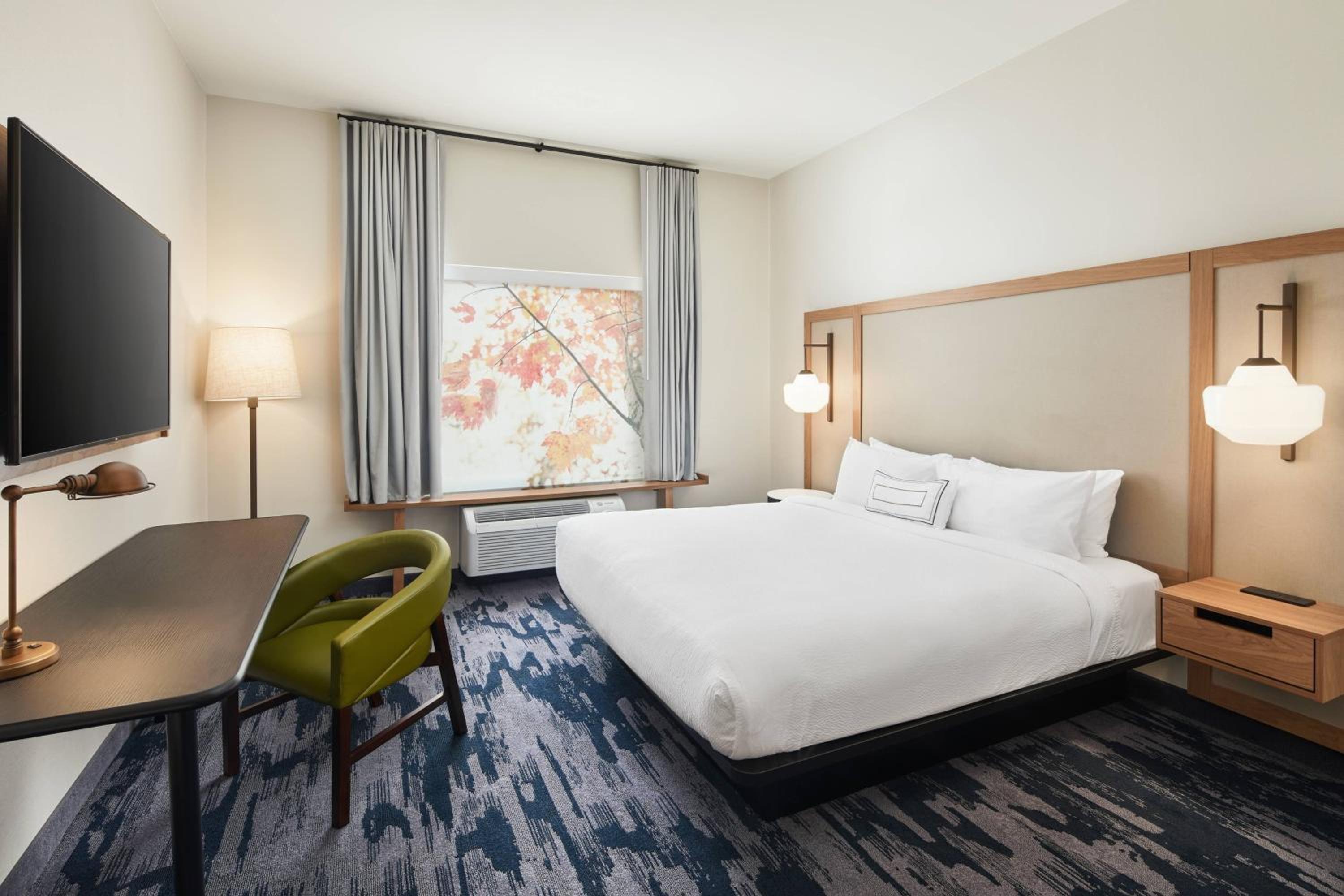 King Room with Roll-In Shower - Mobility Accessible - Photo 1