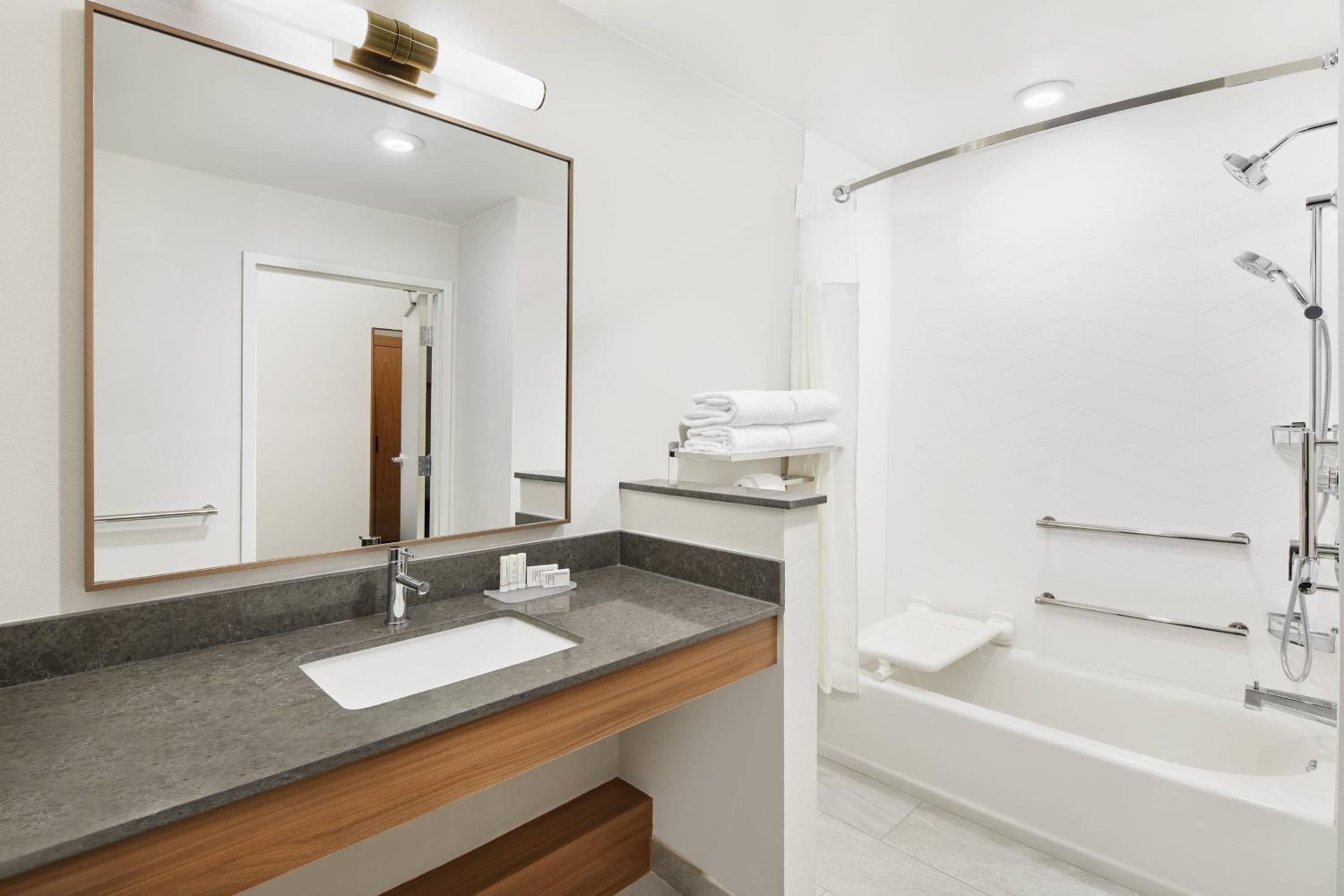 Queen Room with Two Queen Beds - Hearing Accessible - Photo 4