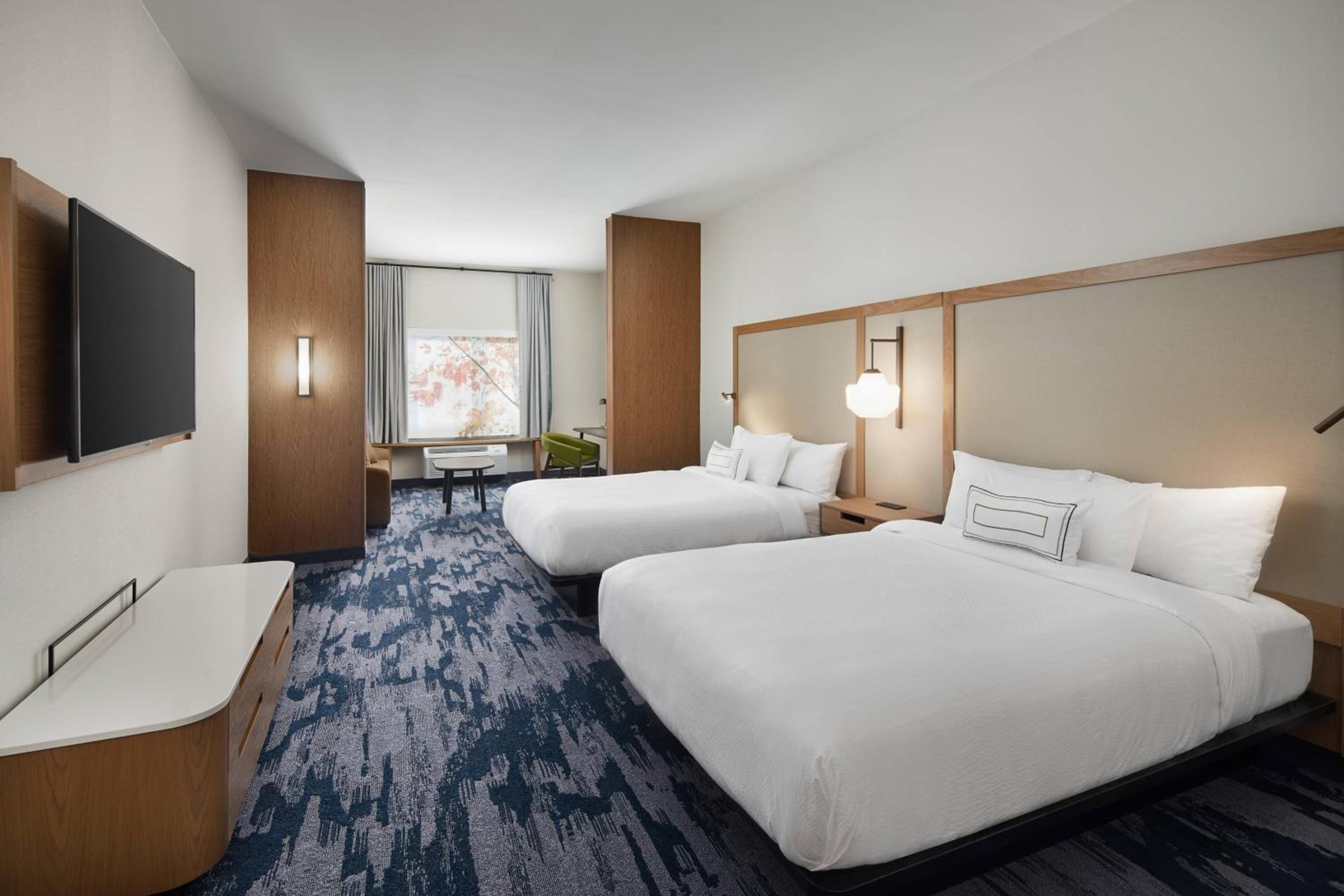 Queen Suite with Two Queen Beds and Sofa Bed - Photo 5
