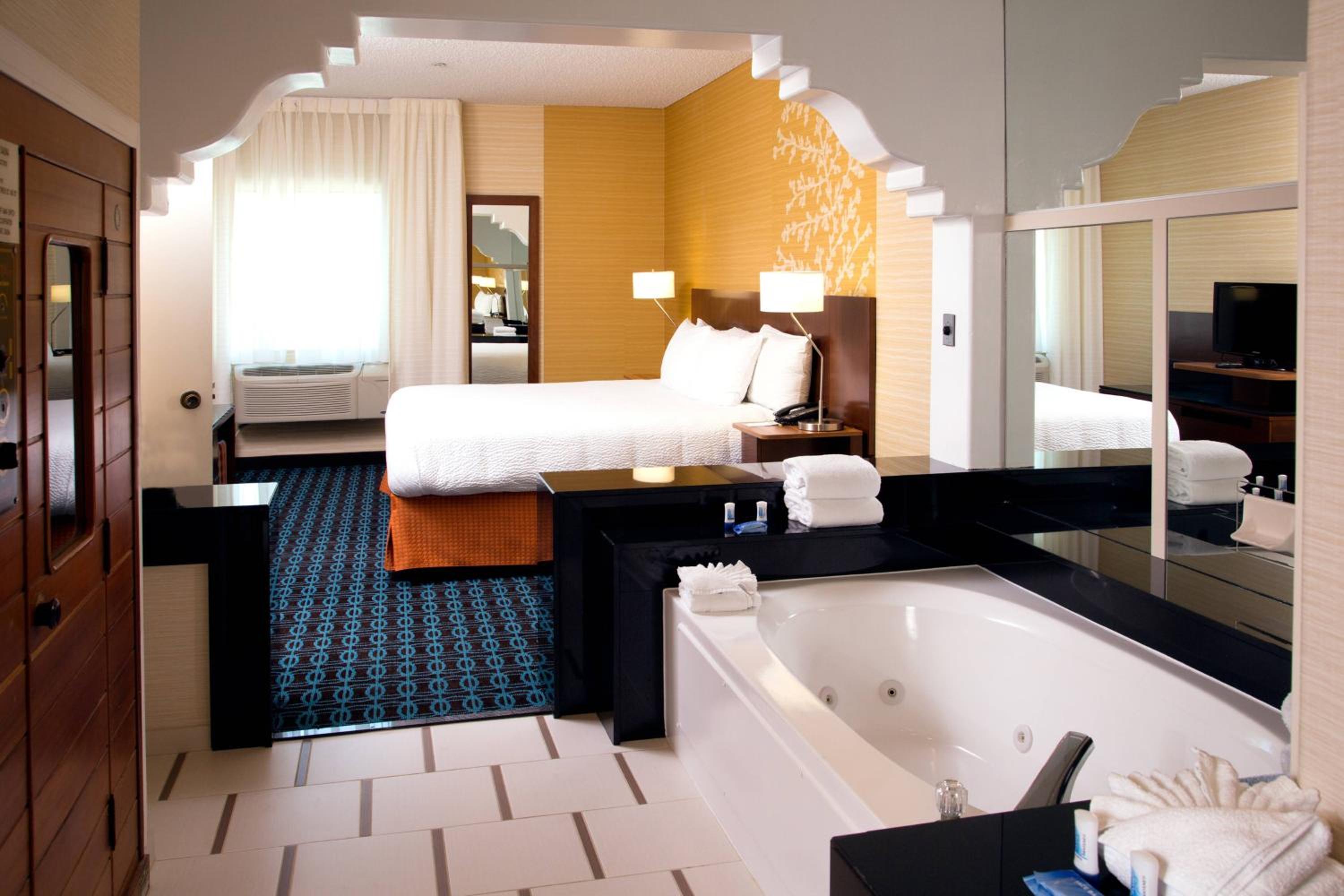 King Suite with Bathtub and Sofa Bed - Mobility Access/Hearing Accessible photo 2