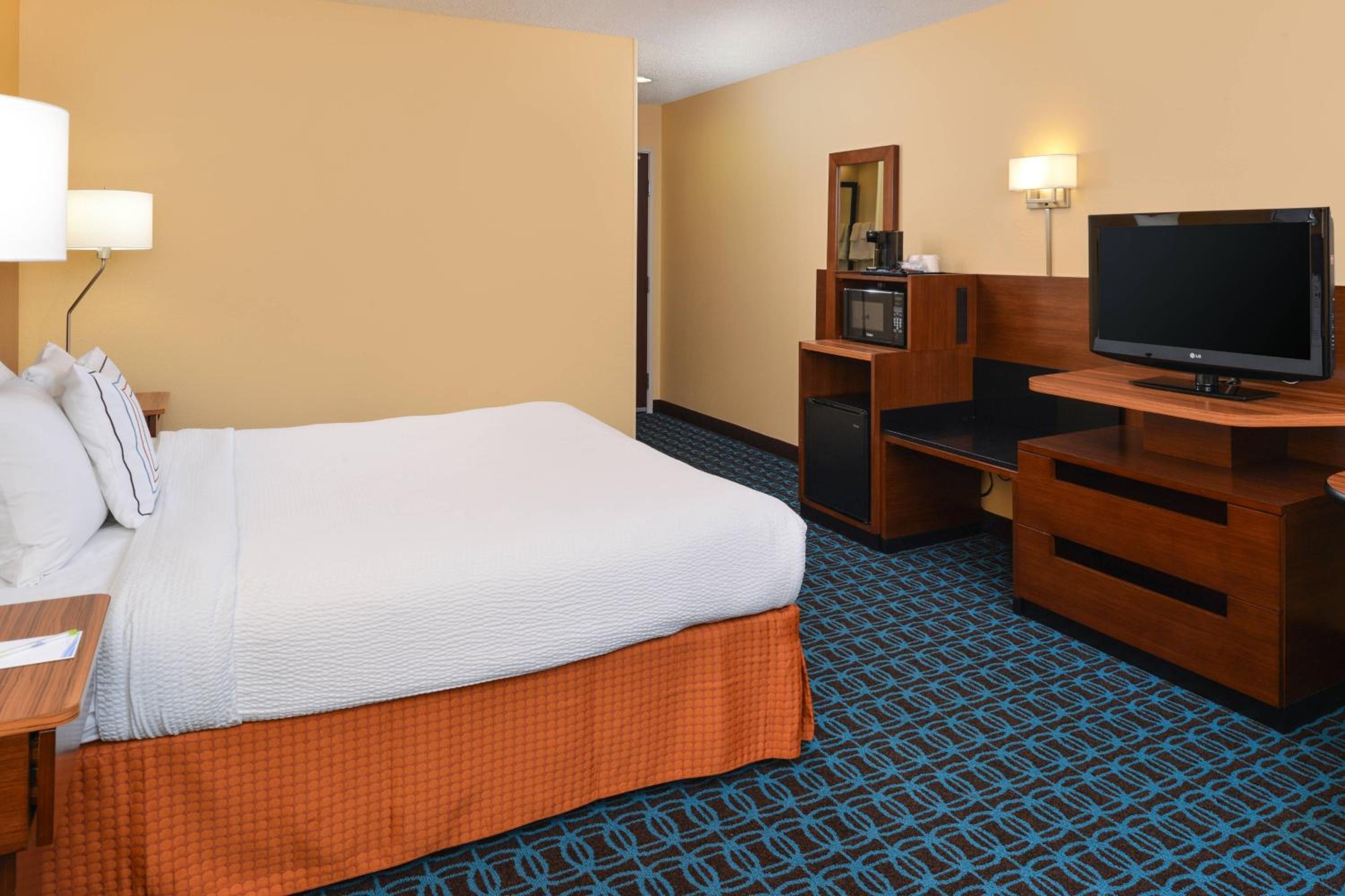 King Room with Adapted Tub - Mobility and Hearing Accessible photo 2
