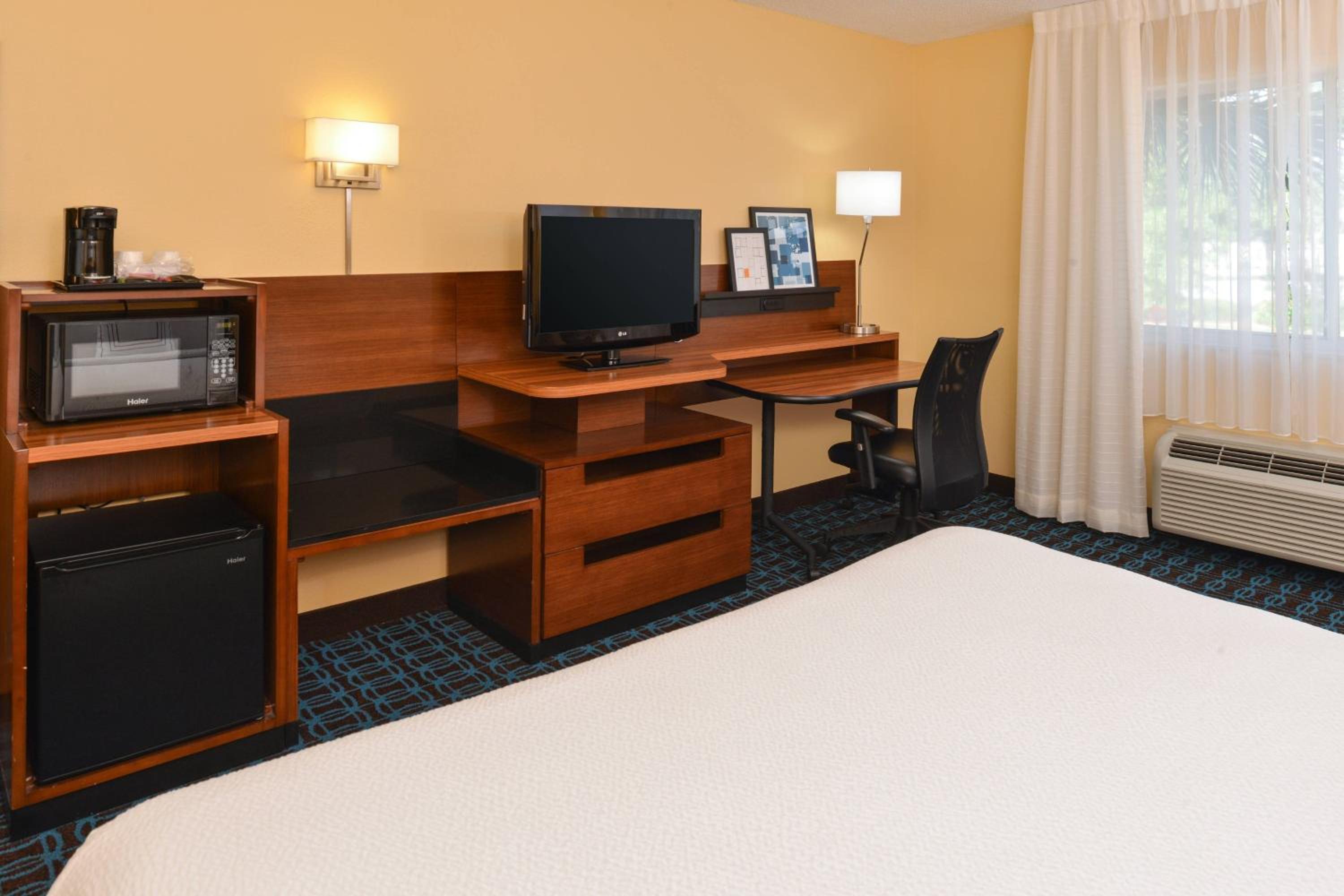 King Room with Adapted Tub - Mobility and Hearing Accessible photo 3