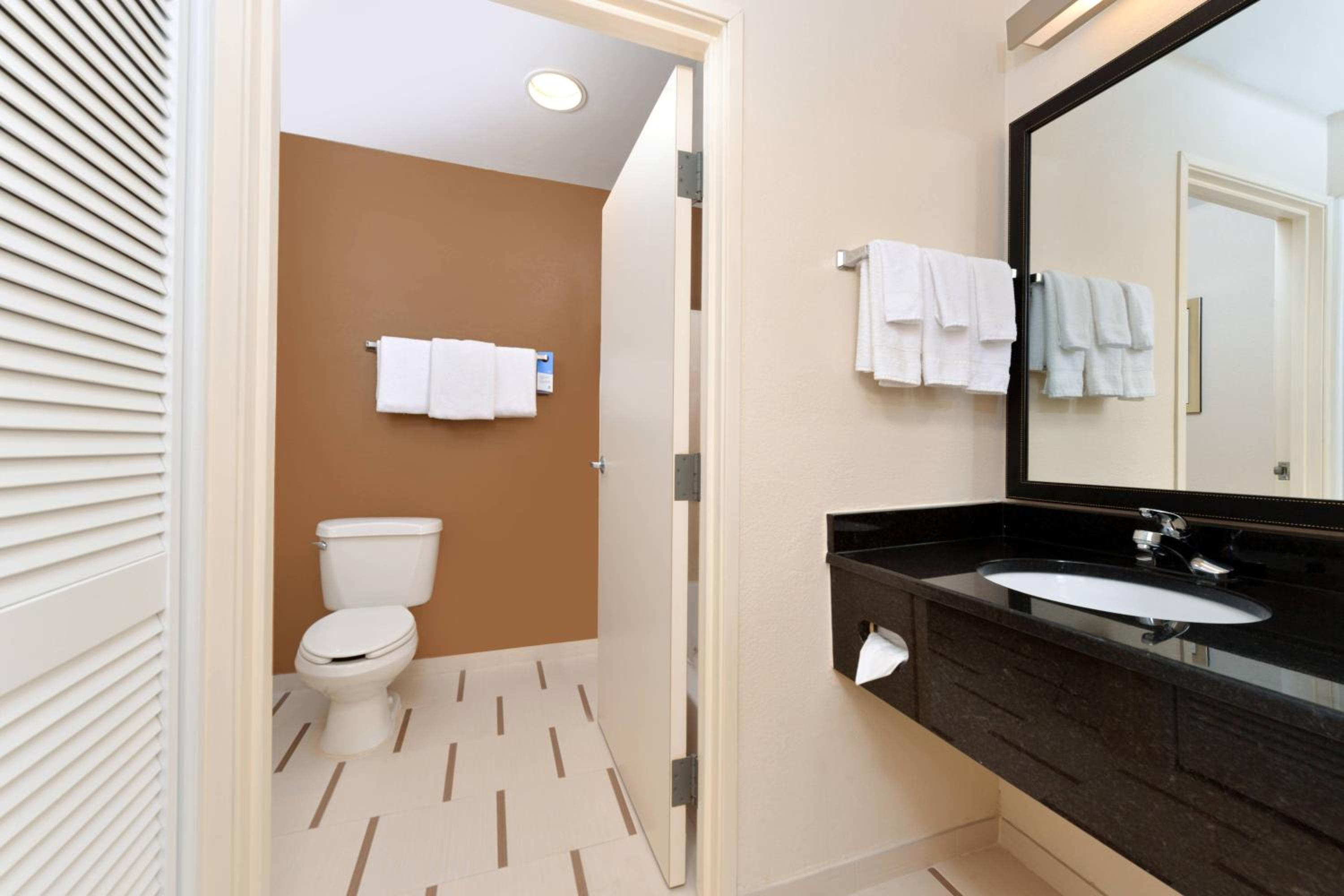 Double Room with Two Double Beds - Hearing Accessible  - Photo 4