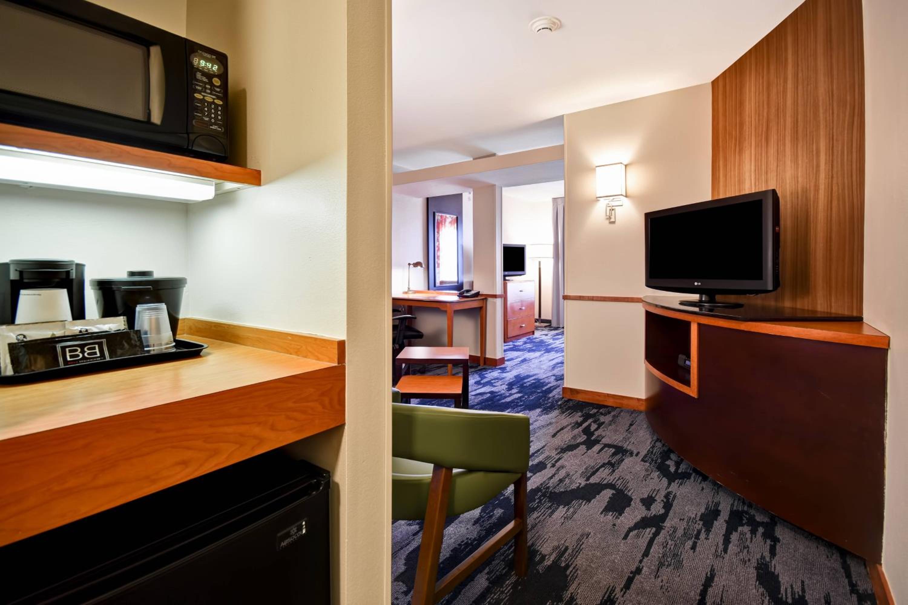 1 Bedroom Executive Suite, 2 Queen, Sofa bed (Mobility &amp; Hearing Accessible w/ Tub) - Photo 2