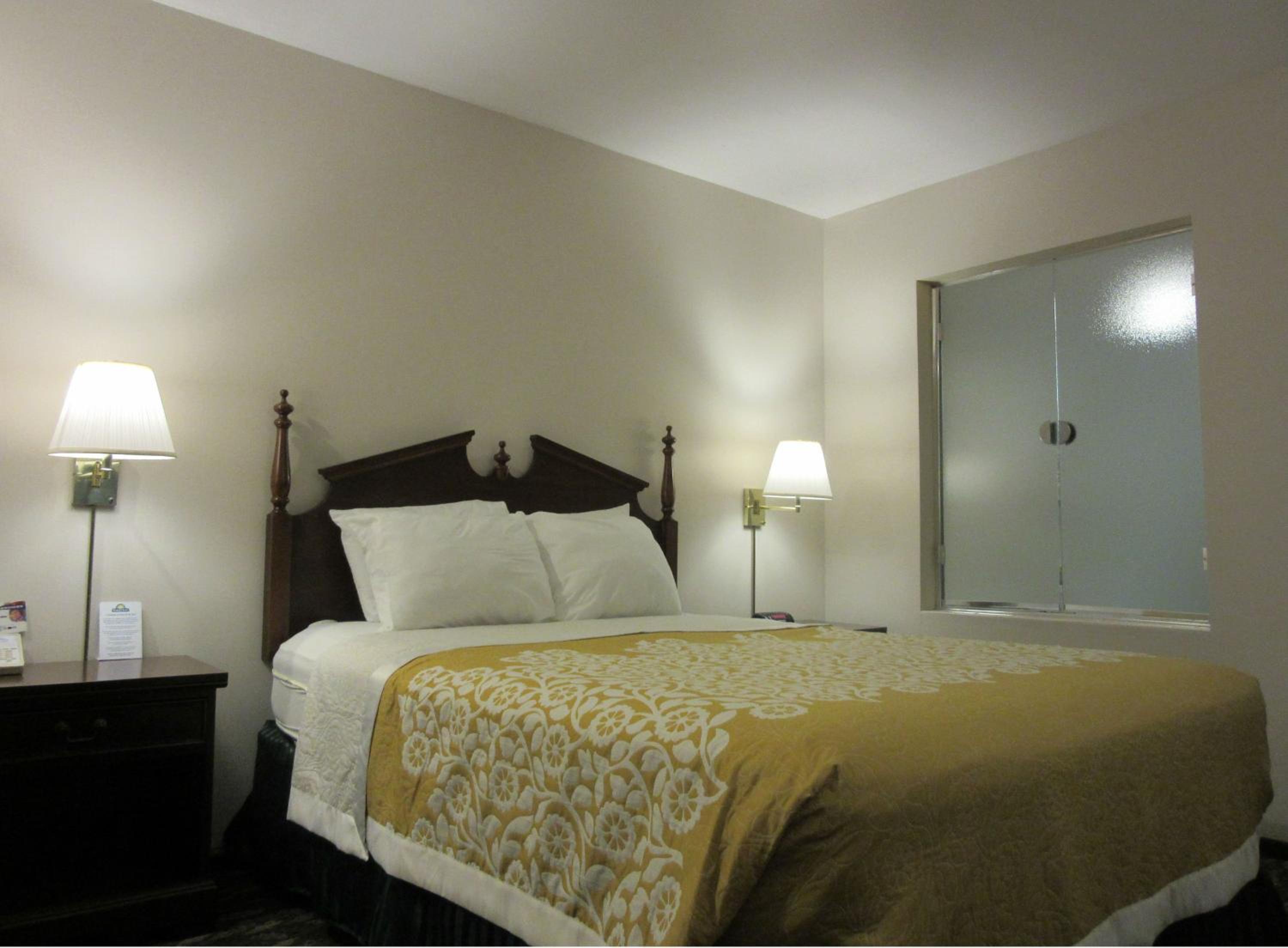 1 King Bed, Studio Suite, Non-Smoking - Photo 3