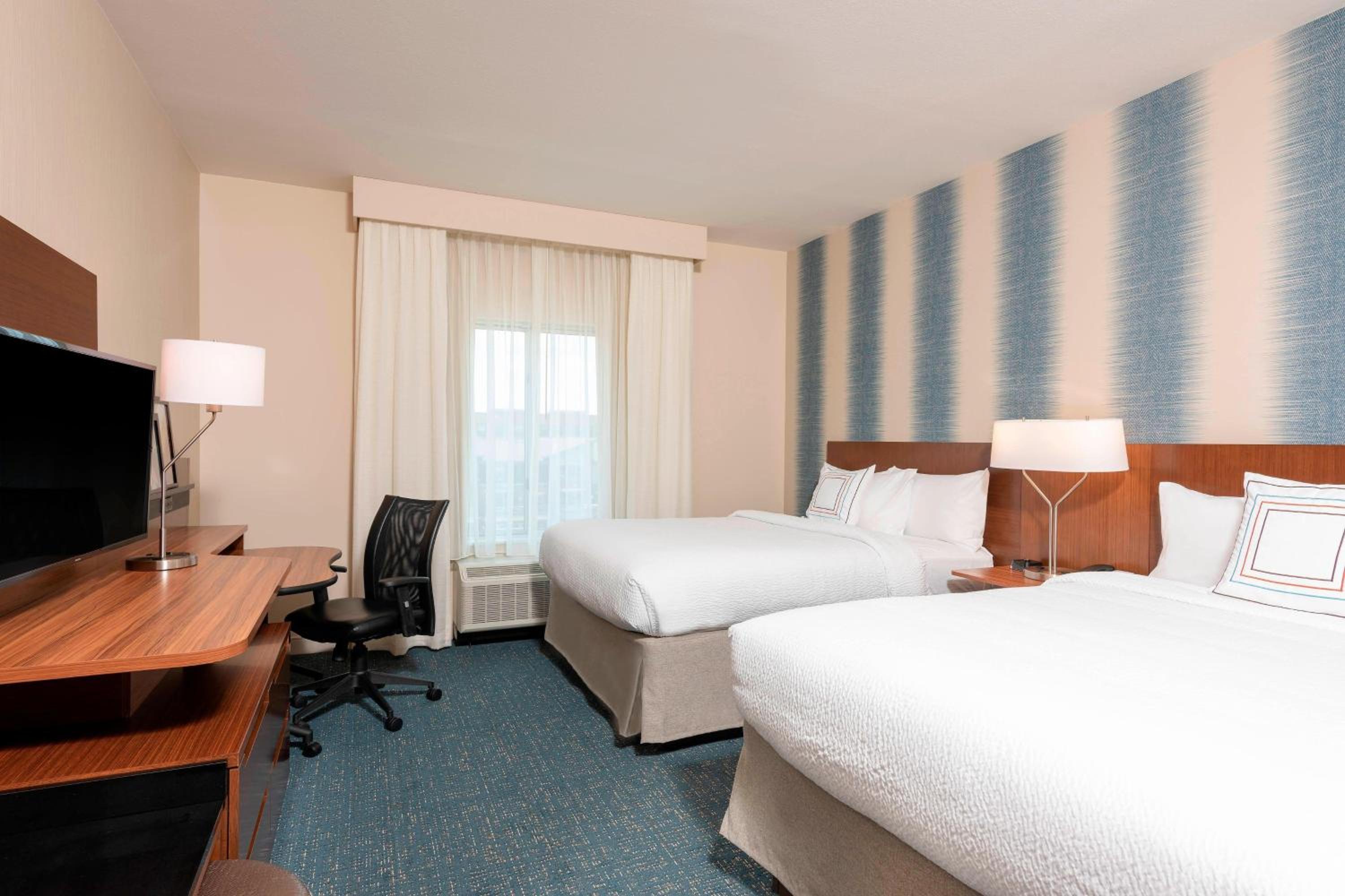 Queen Room with Two Queen Beds photo 1