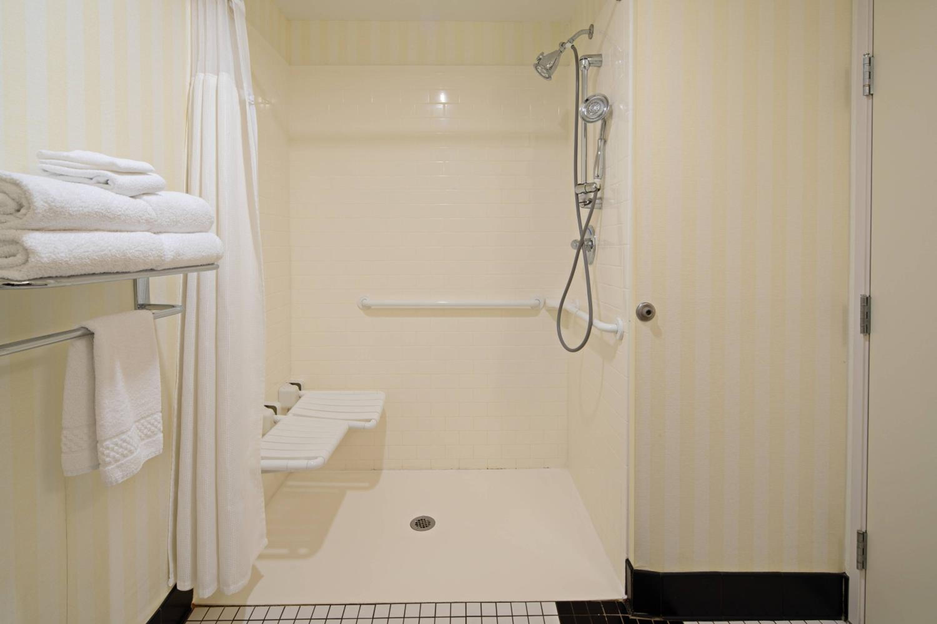 King Room with Adapted Tub - Mobility and Hearing Accessible - Photo 1