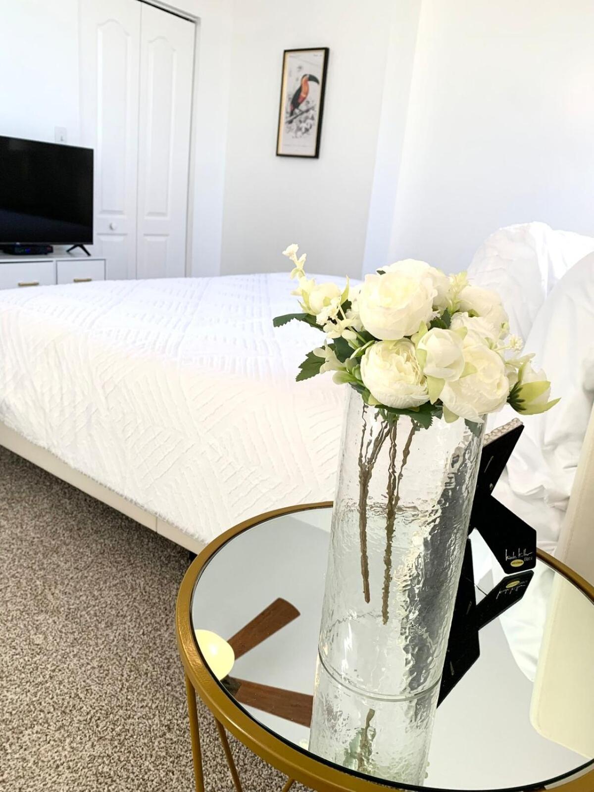 Two-Bedroom Apartment with Balcony and Sea View photo 2