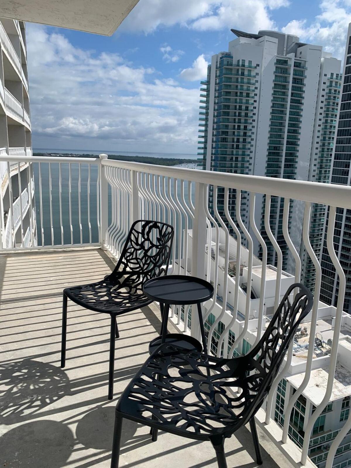 Two-Bedroom Apartment with Balcony and Sea View photo 3