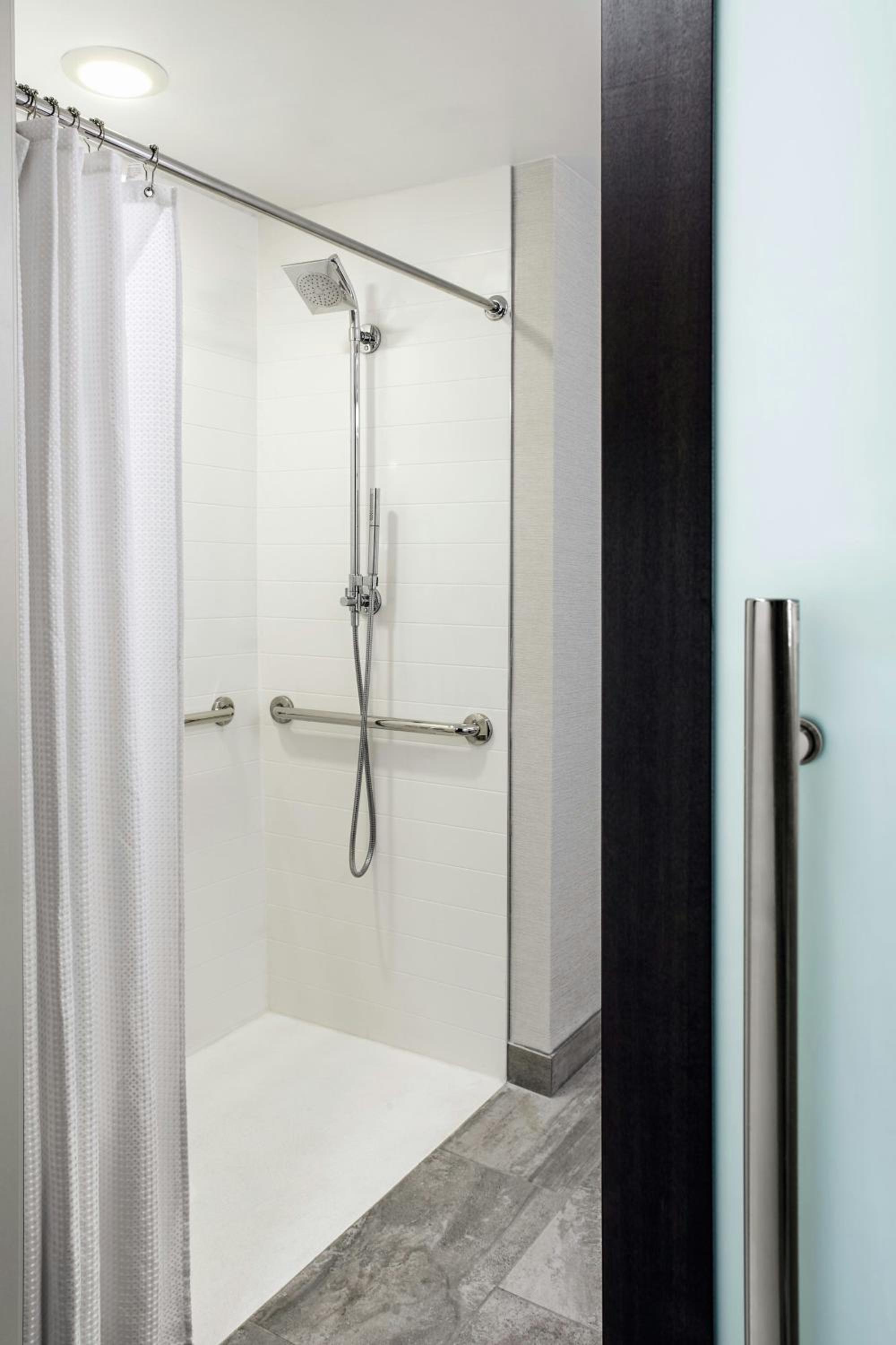 King Room with Adapted Tub - Mobility Accessible - Photo 6