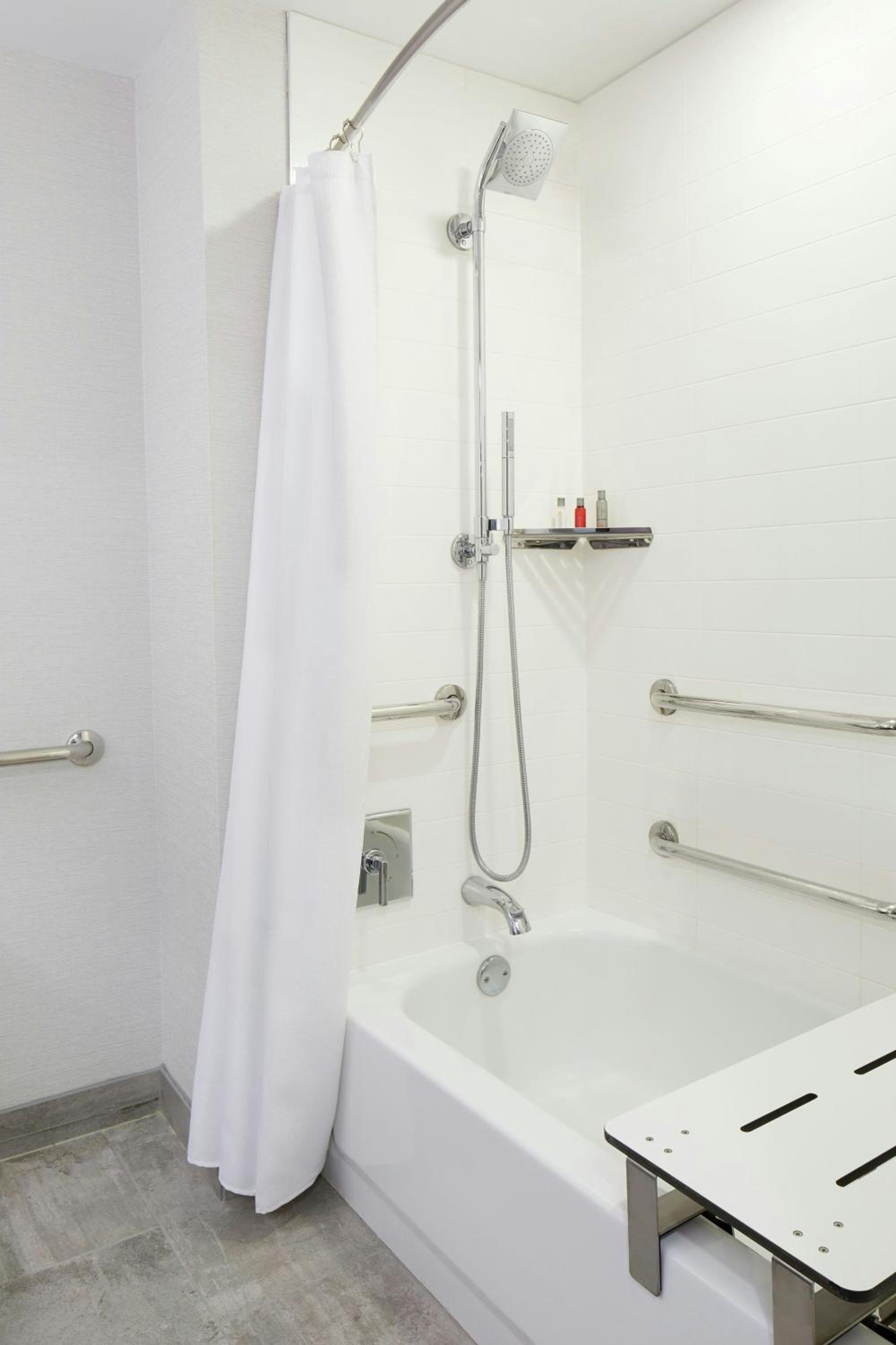 King Room with Adapted Tub - Mobility Accessible - Photo 7