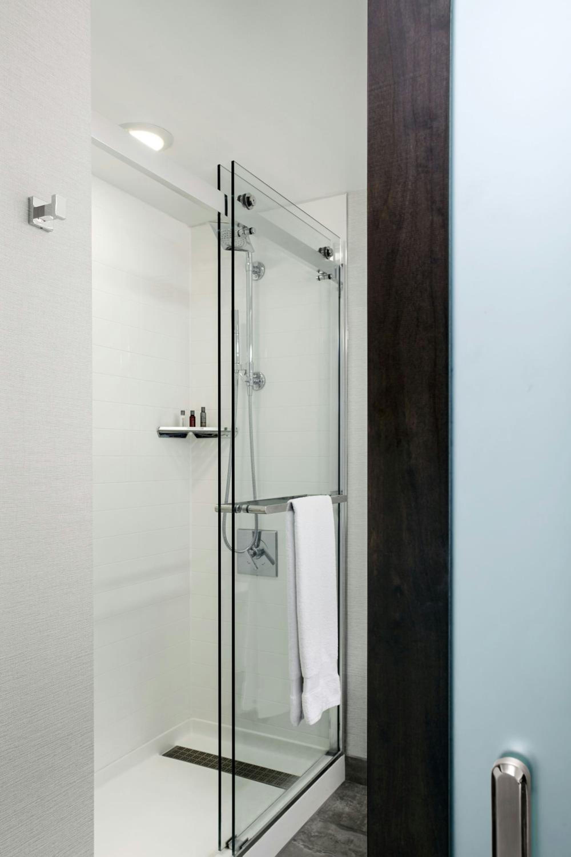 King Room with Adapted Tub - Mobility Accessible - Photo 9