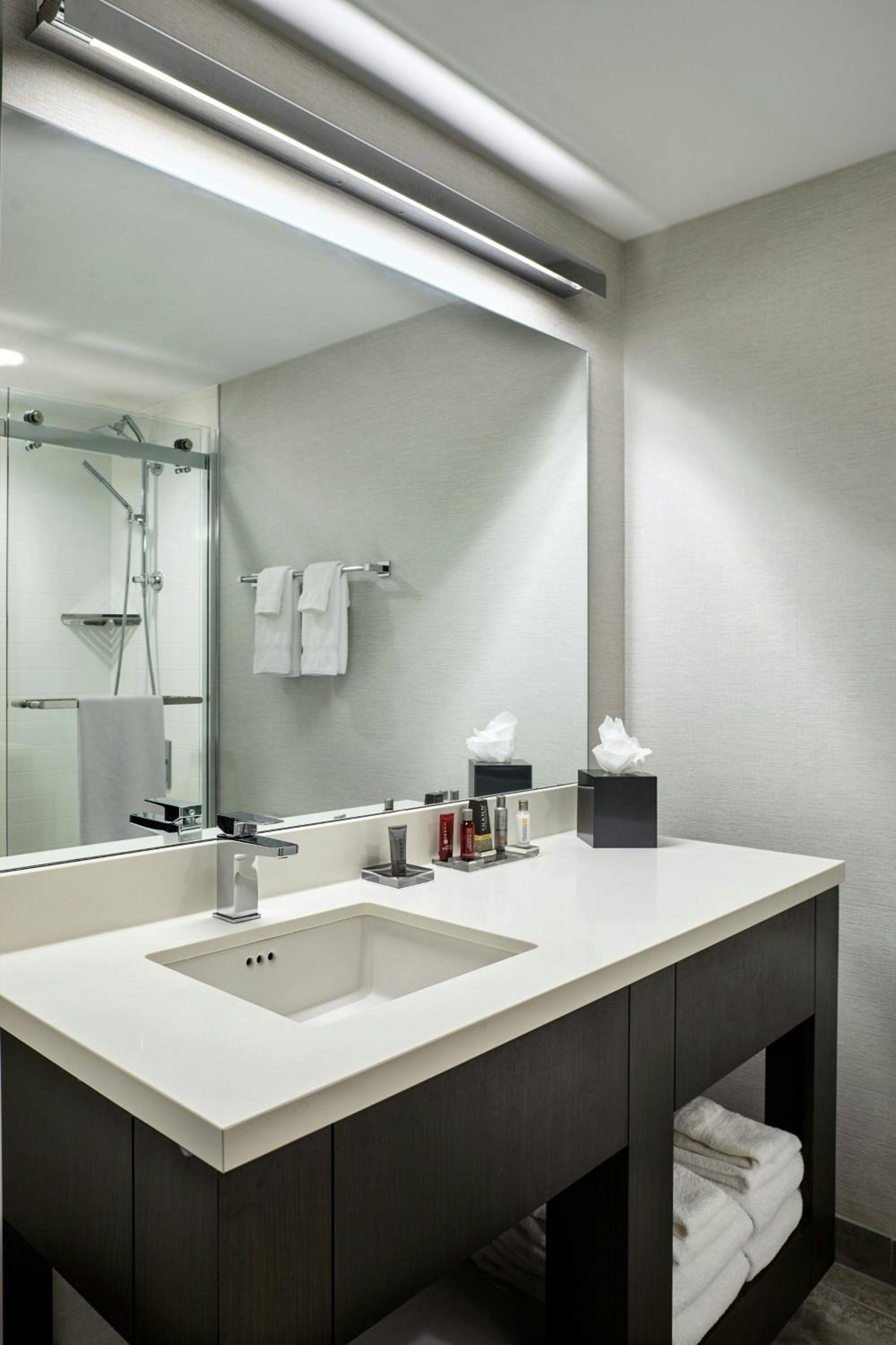 Queen Room with Two Queen Beds and Adapted Tub - Mobility Accessible - Photo 4