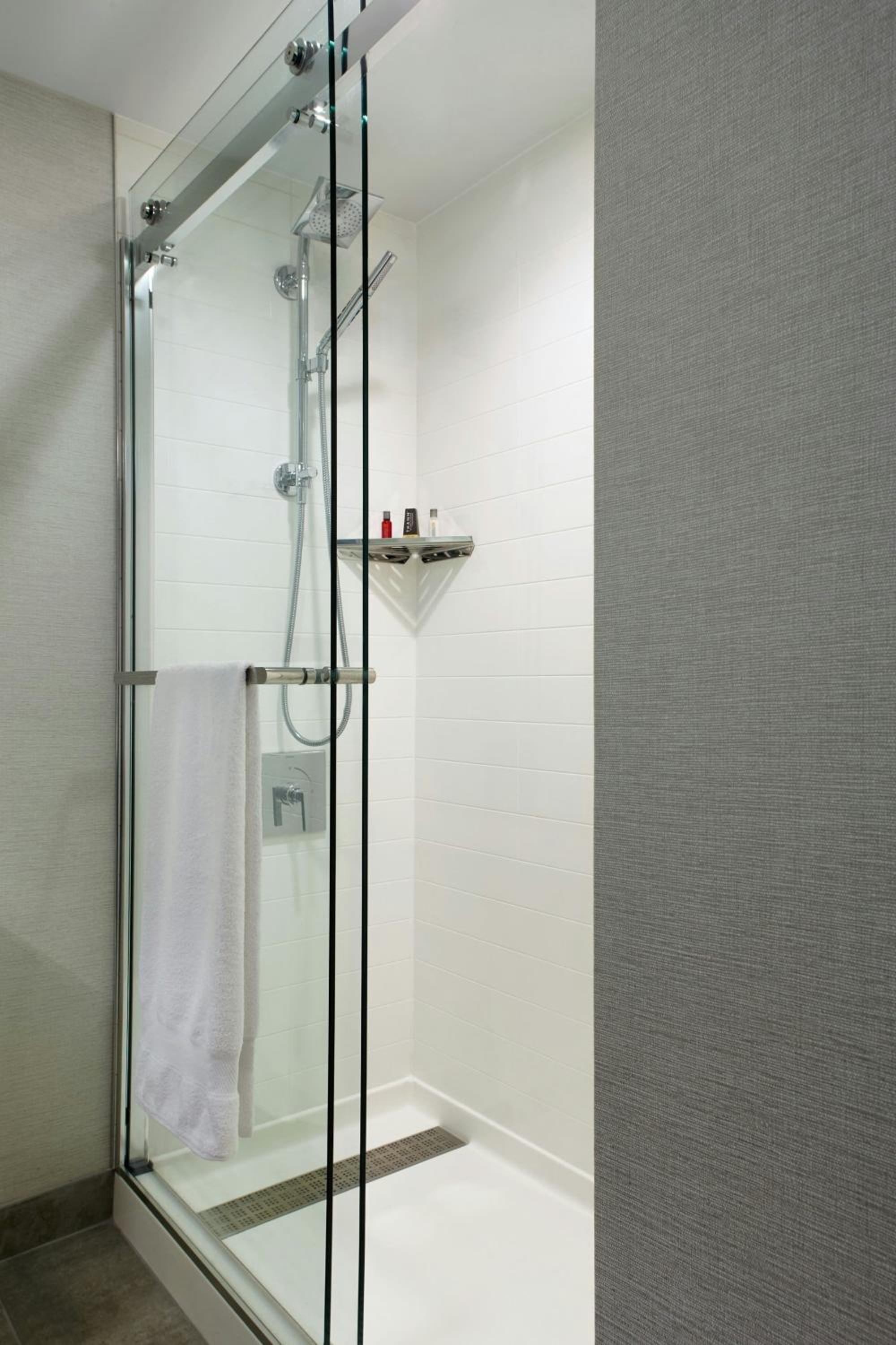 Queen Room with Two Queen Beds and Adapted Tub - Mobility Accessible - Photo 5