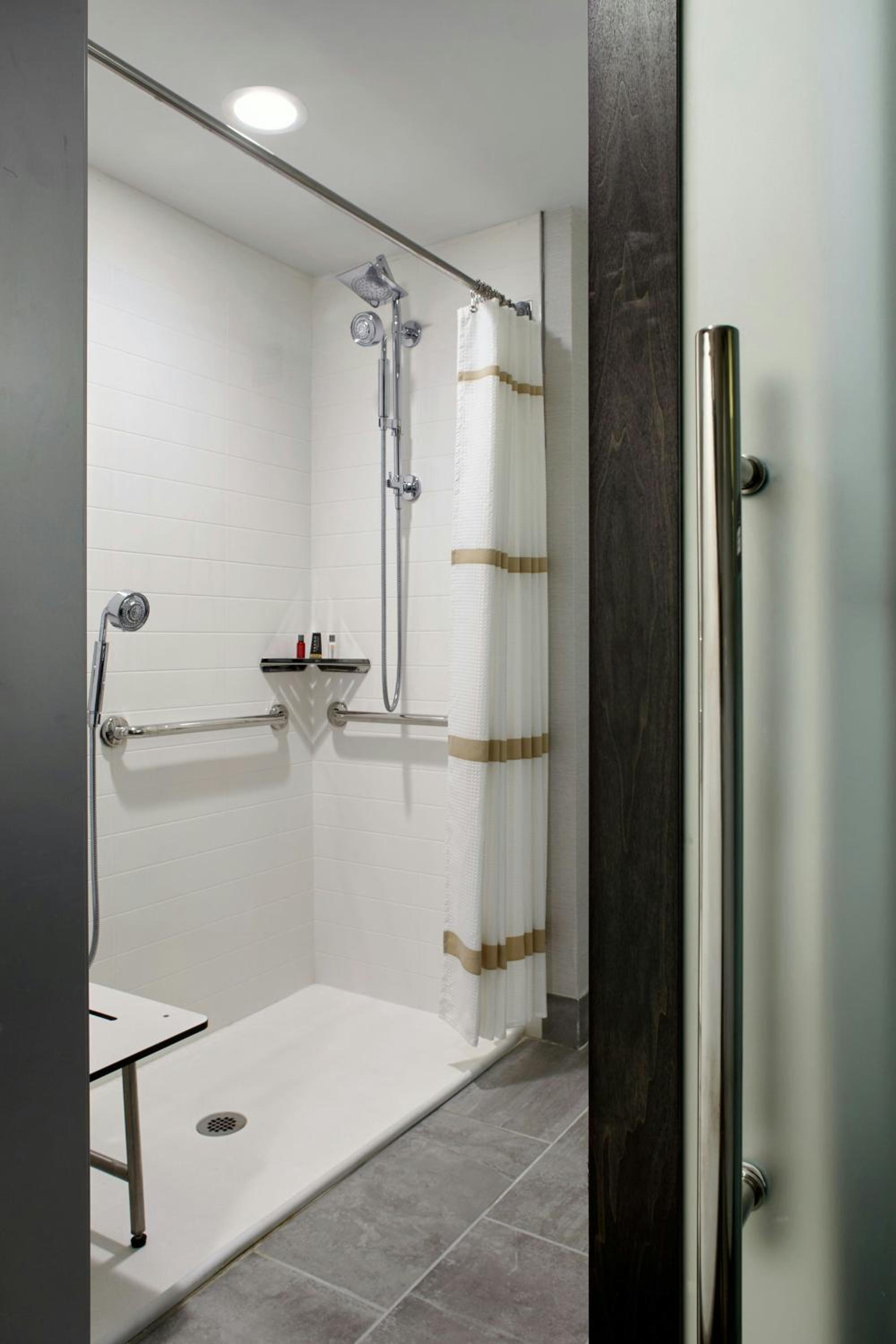 Queen Room with Two Queen Beds and Adapted Tub - Mobility Accessible - Photo 6