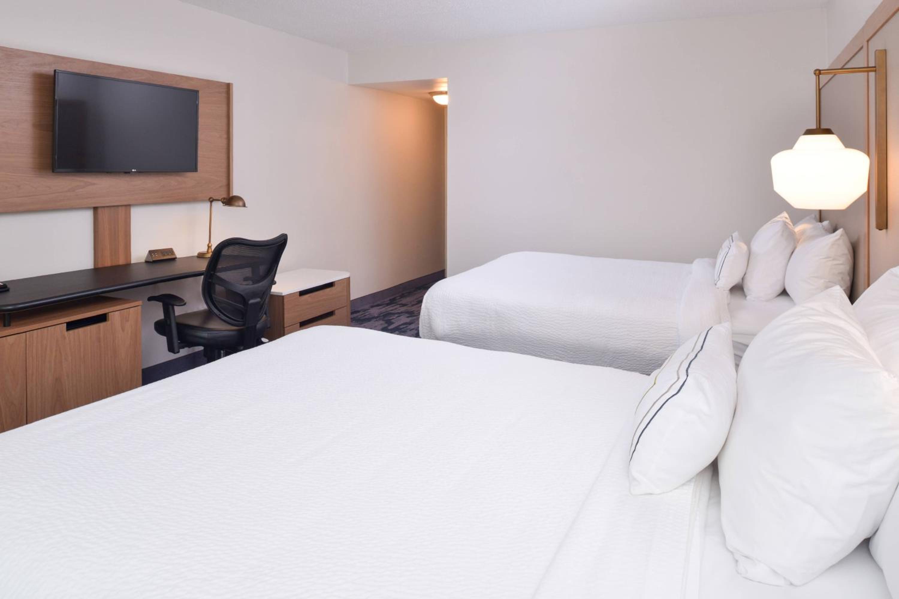 Queen Room with Two Queen Beds and Adapted Tub - Mobility Accessible - Photo 1