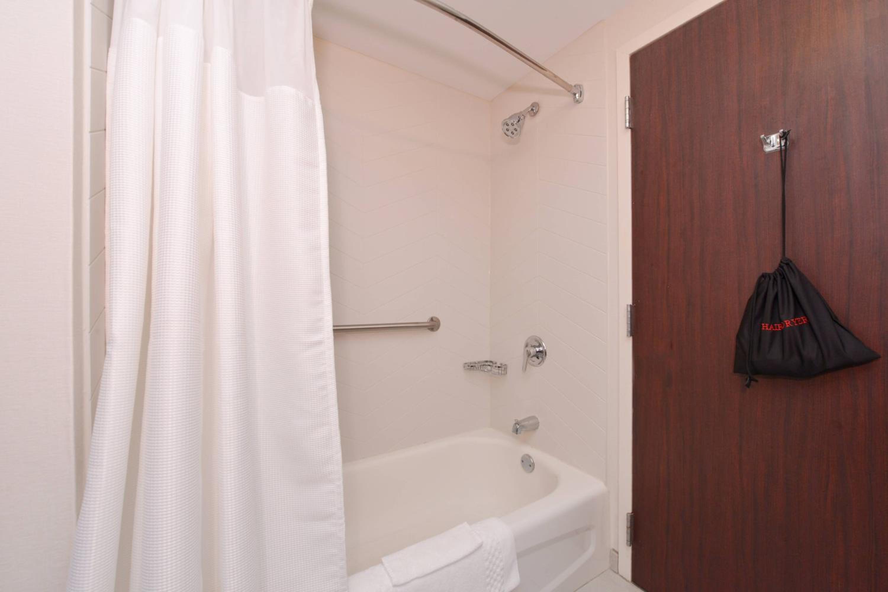 Queen Room with Two Queen Beds and Adapted Tub - Mobility Accessible - Photo 3