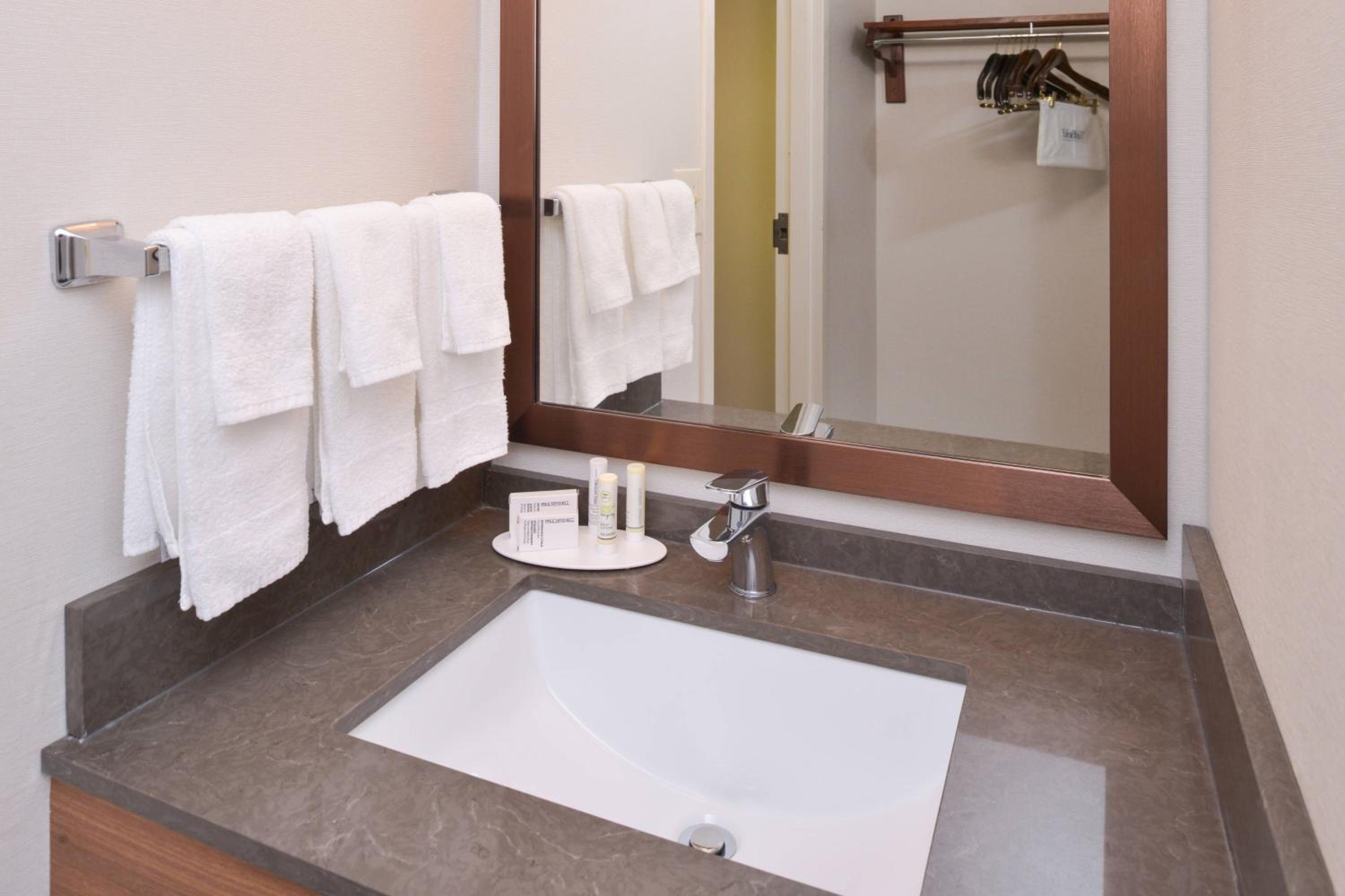 Queen Room with Two Queen Beds and Adapted Tub - Mobility Accessible - Photo 2