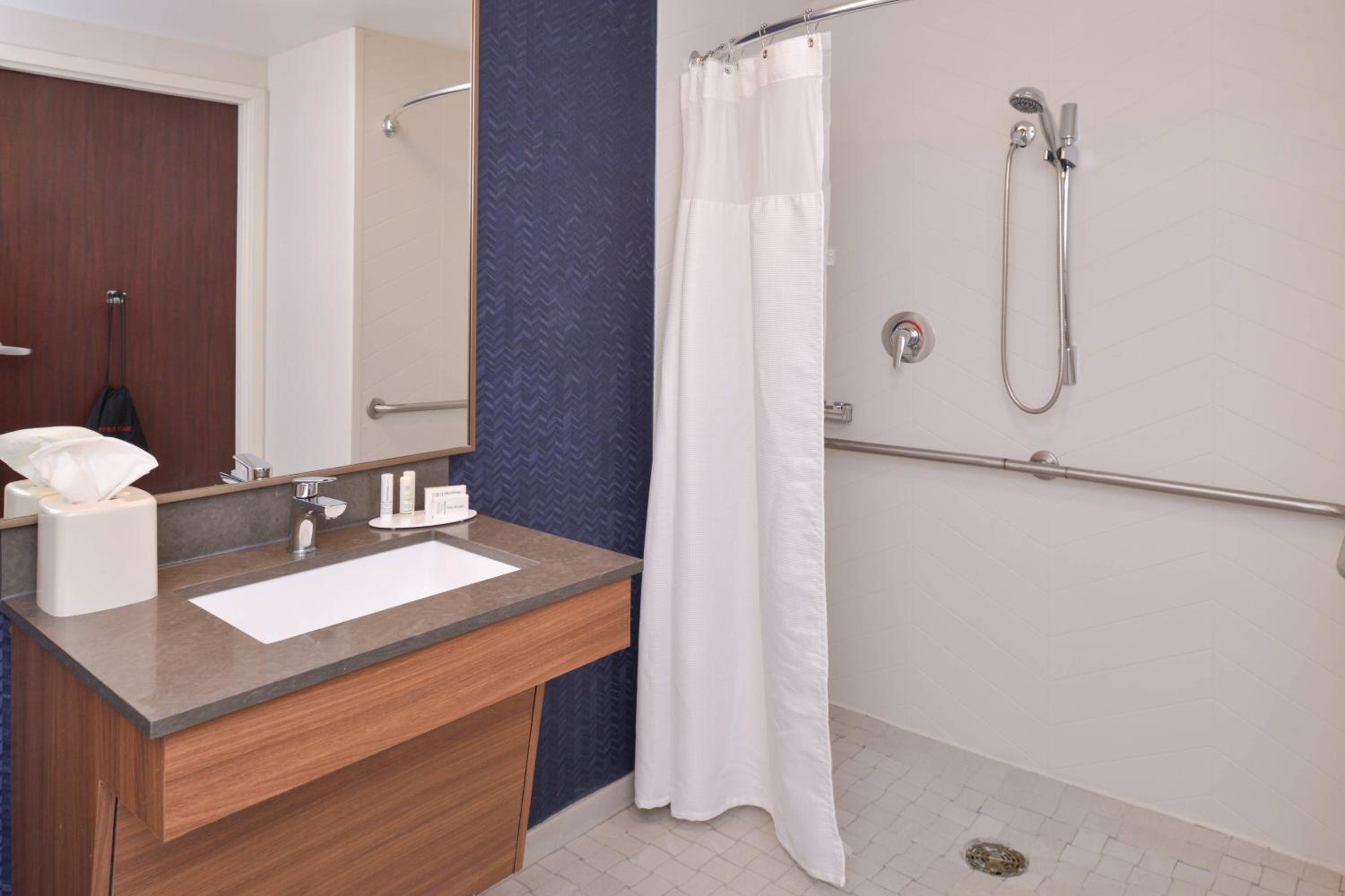 Queen Room with Two Queen Beds and Adapted Tub - Mobility Accessible - Photo 4