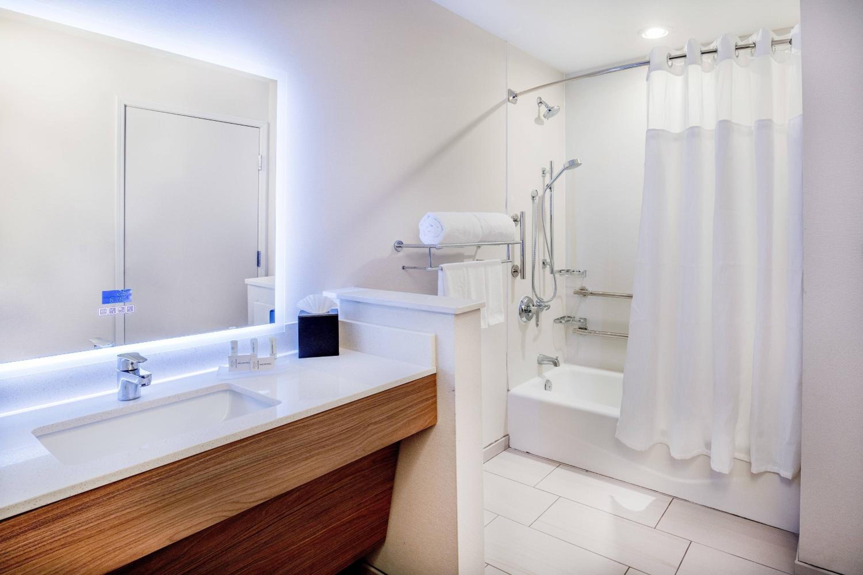 Queen Suite with Two Queen Beds, Bathtub and Sofa Bed - Mobility Access photo 3
