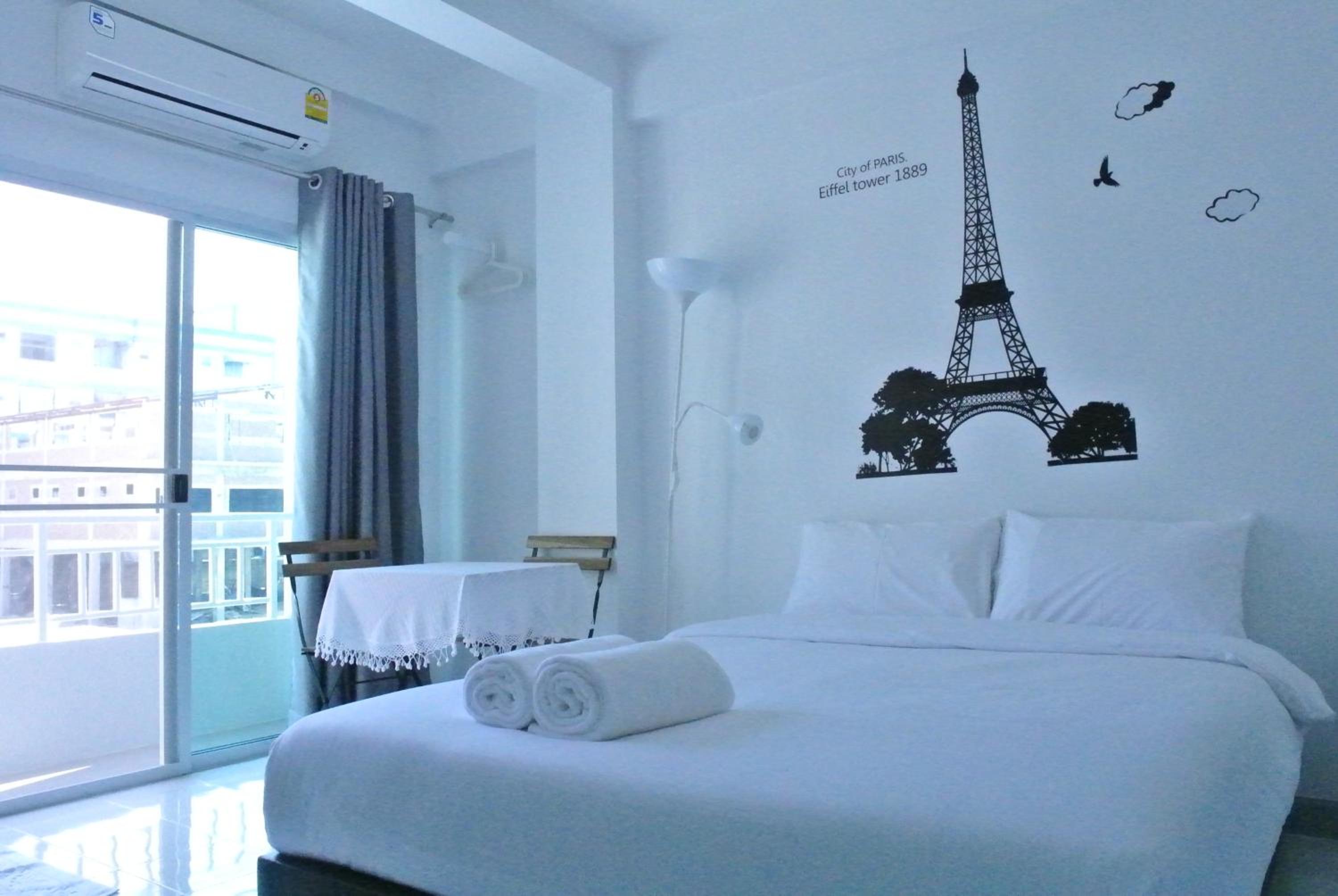 Double Room with Balcony - Photo 9