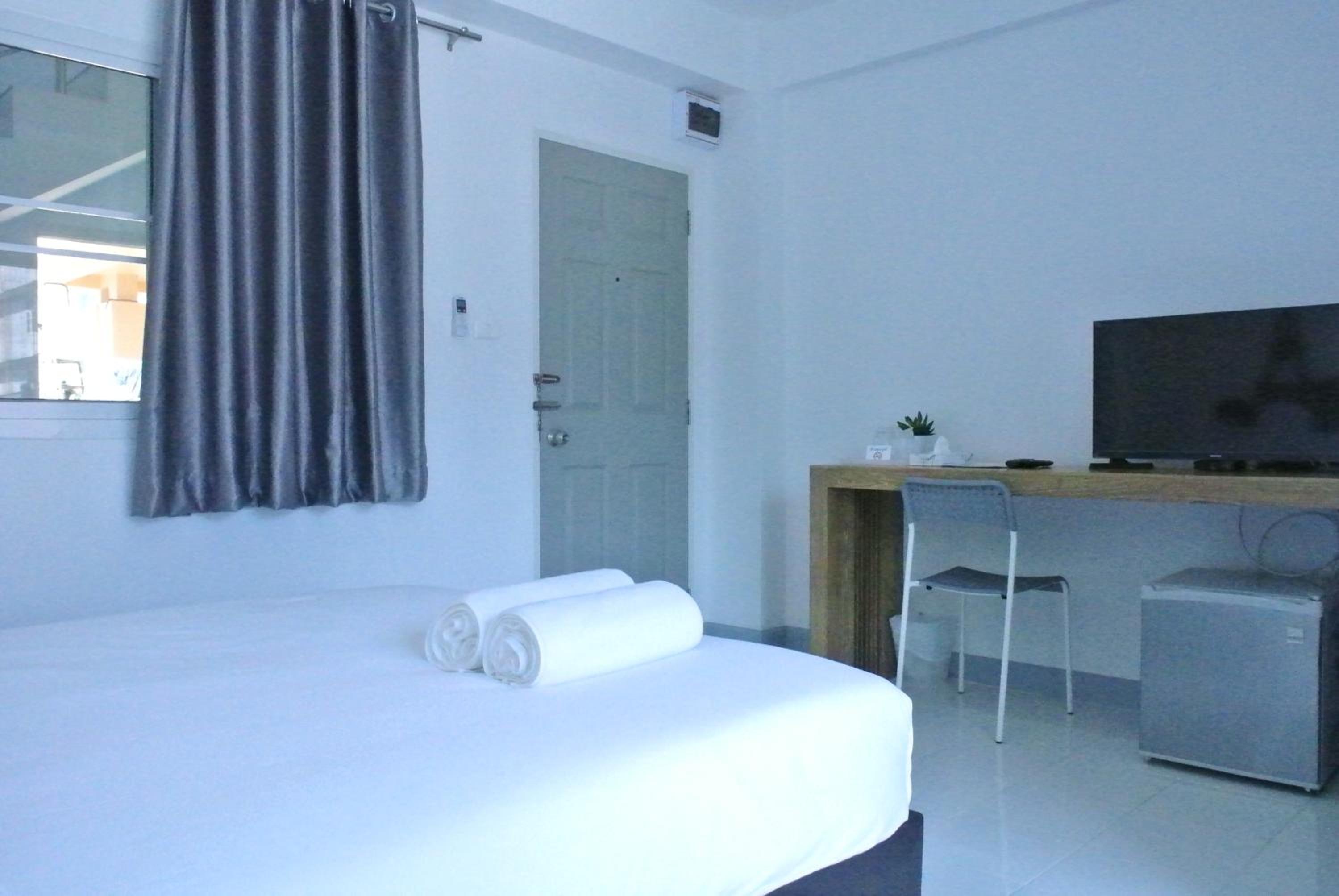 Double Room with Balcony - Photo 8