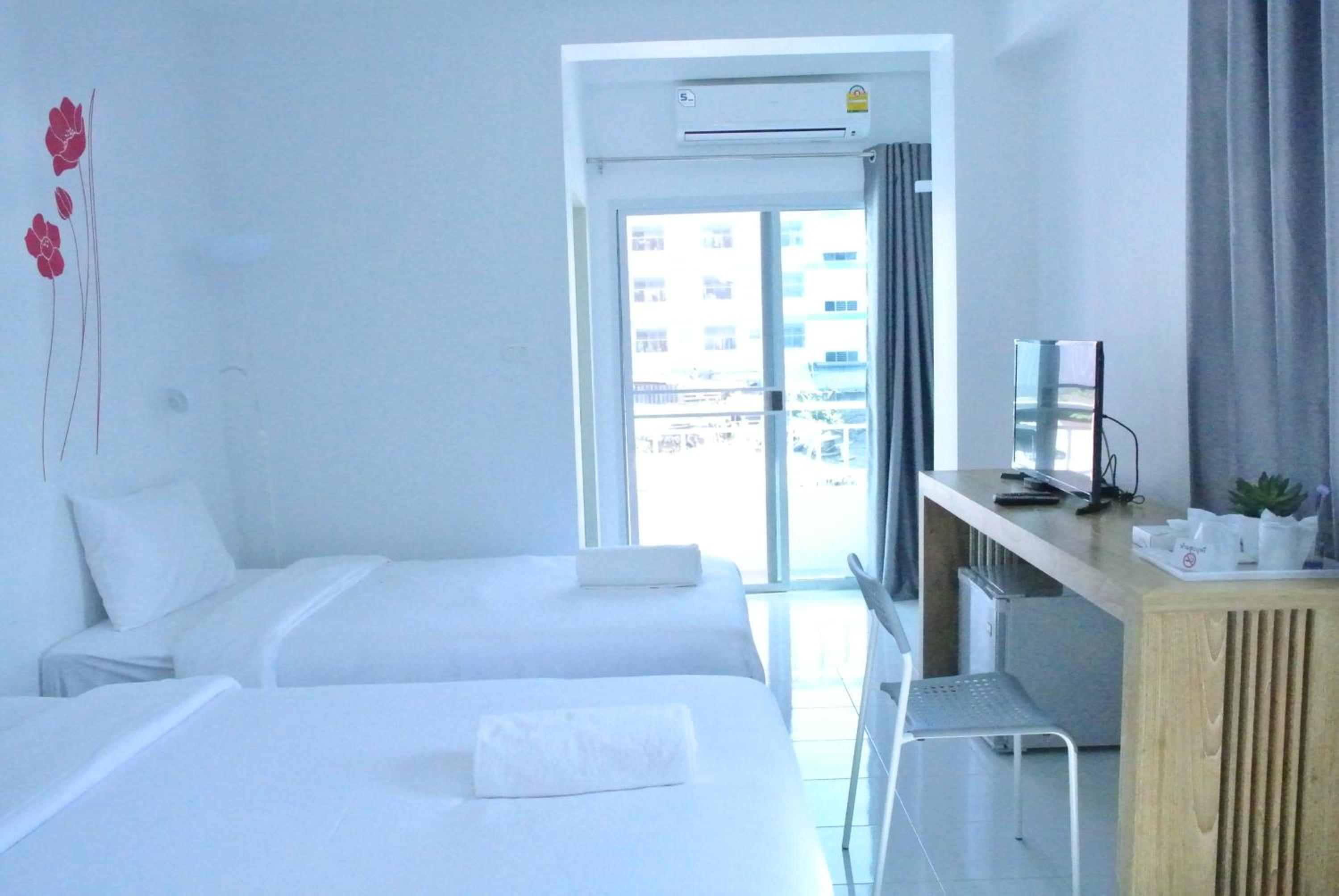 Twin Room with Balcony - Photo 6