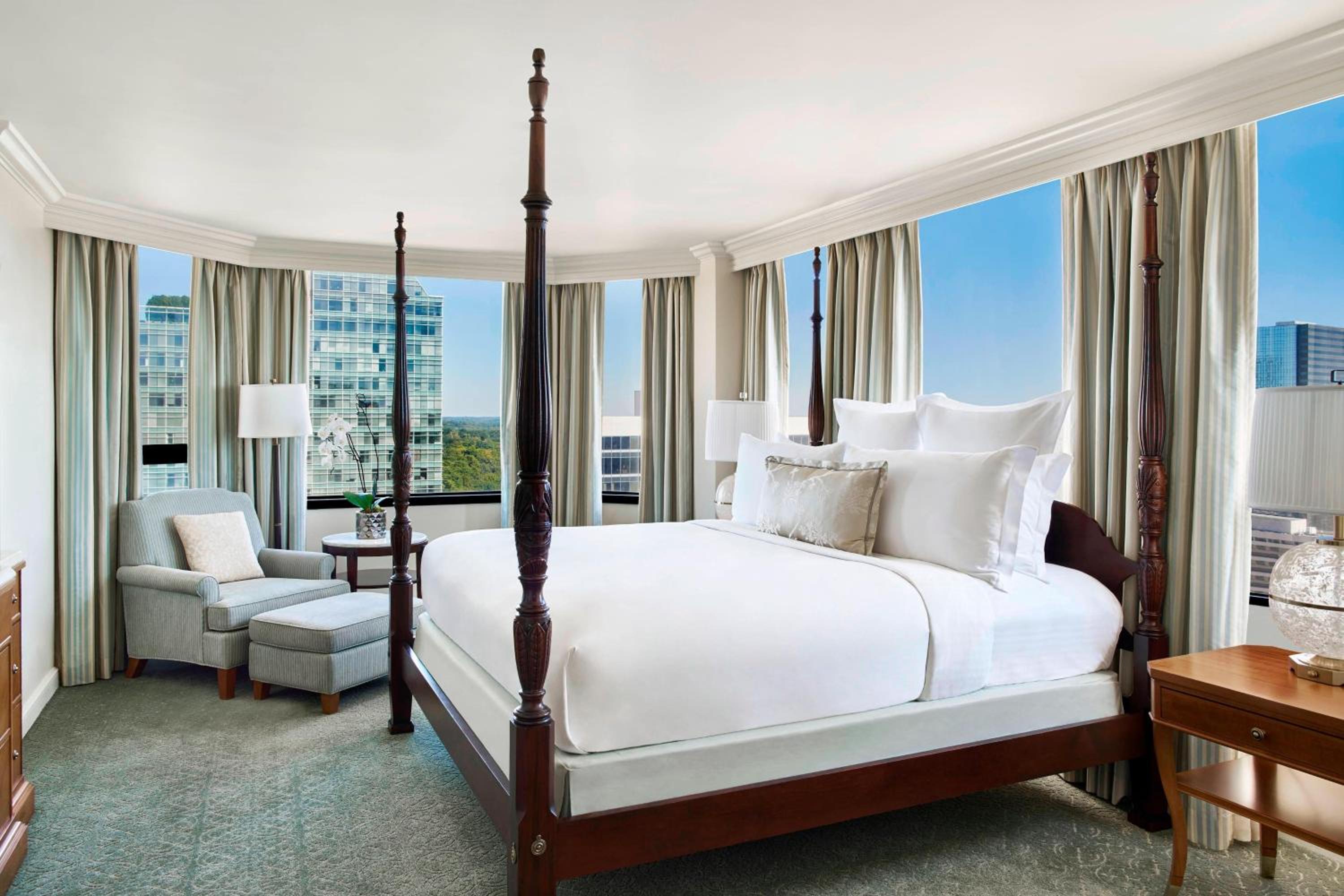 1 Bedroom Suite, 1 King, Skyline view, Corner room photo 3
