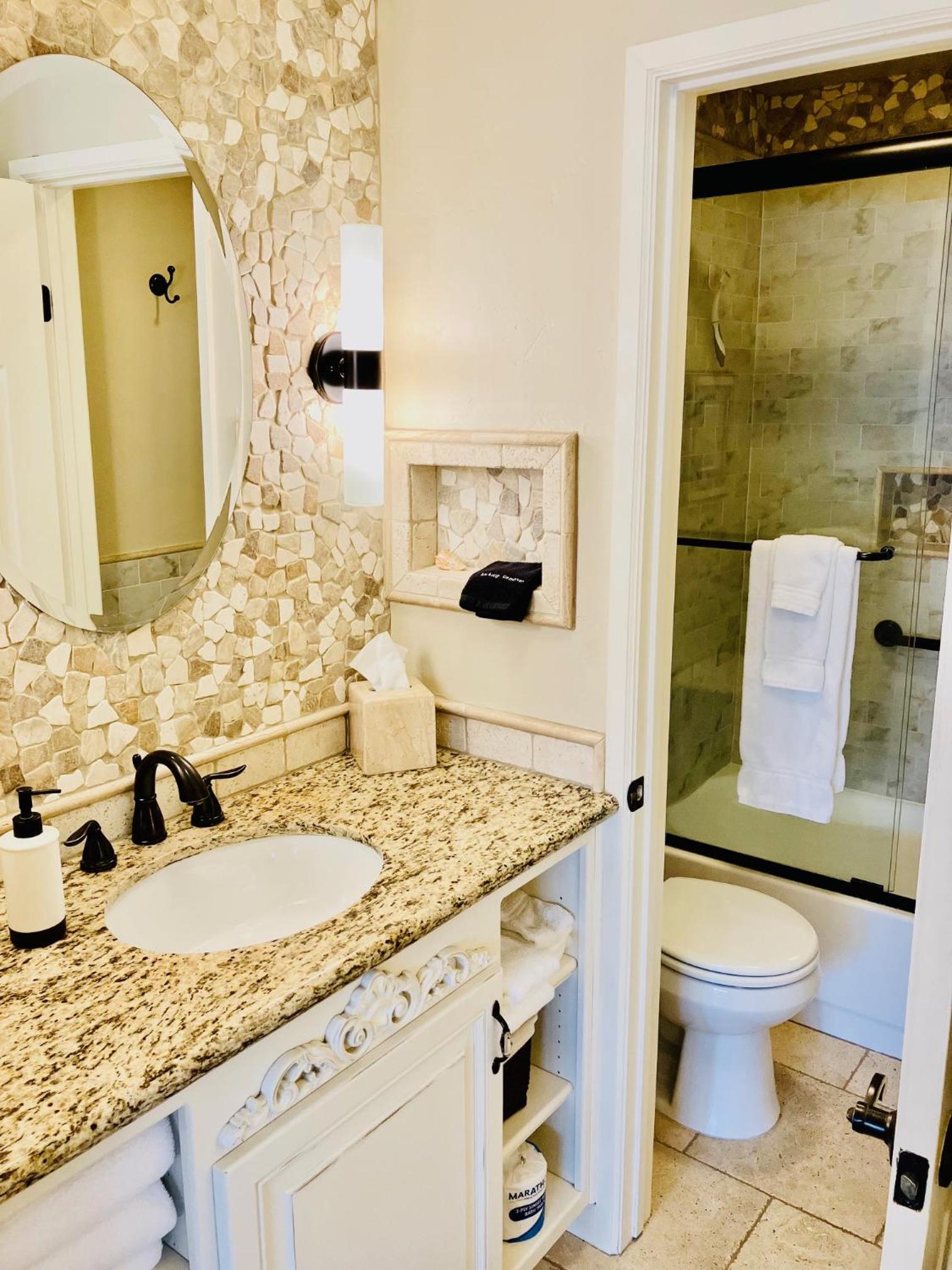 Deluxe King Room with Bath photo 3