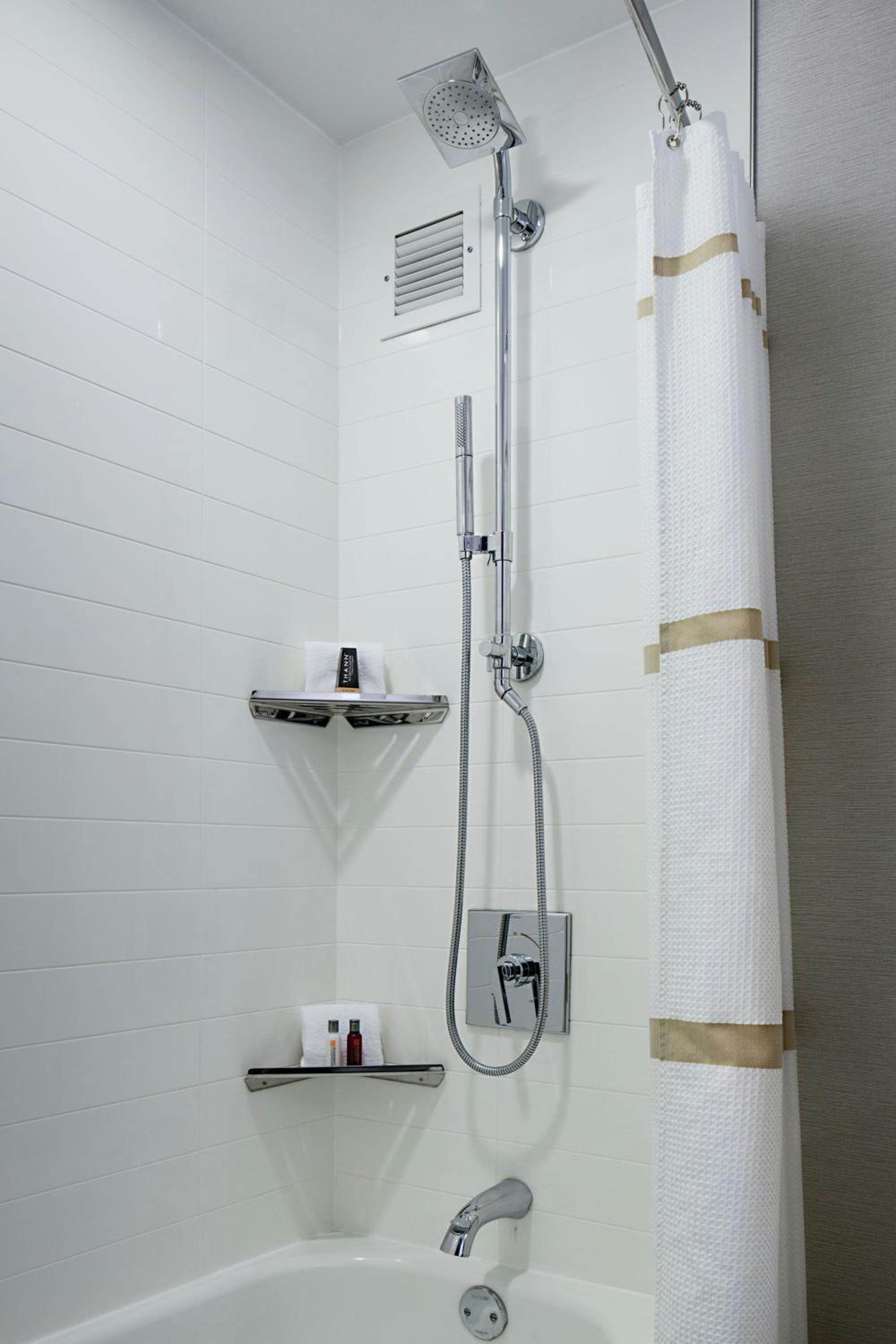 King Room with Adapted Tub - Mobility Accessible/Club Lounge Access - Photo 10