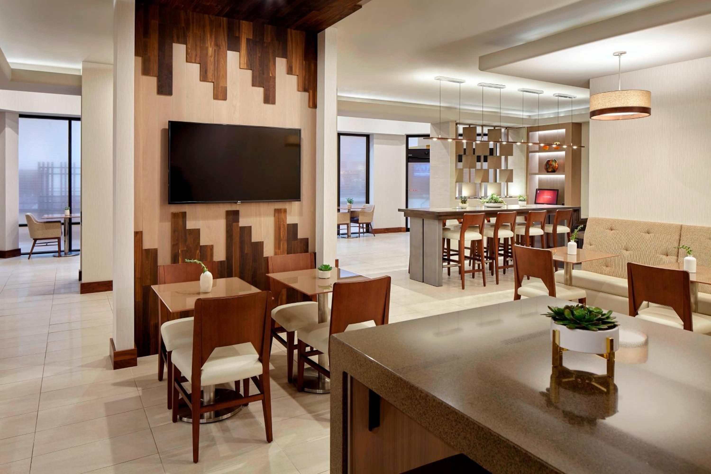 King Room with Adapted Tub - Mobility Accessible/Club Lounge Access - Photo 13