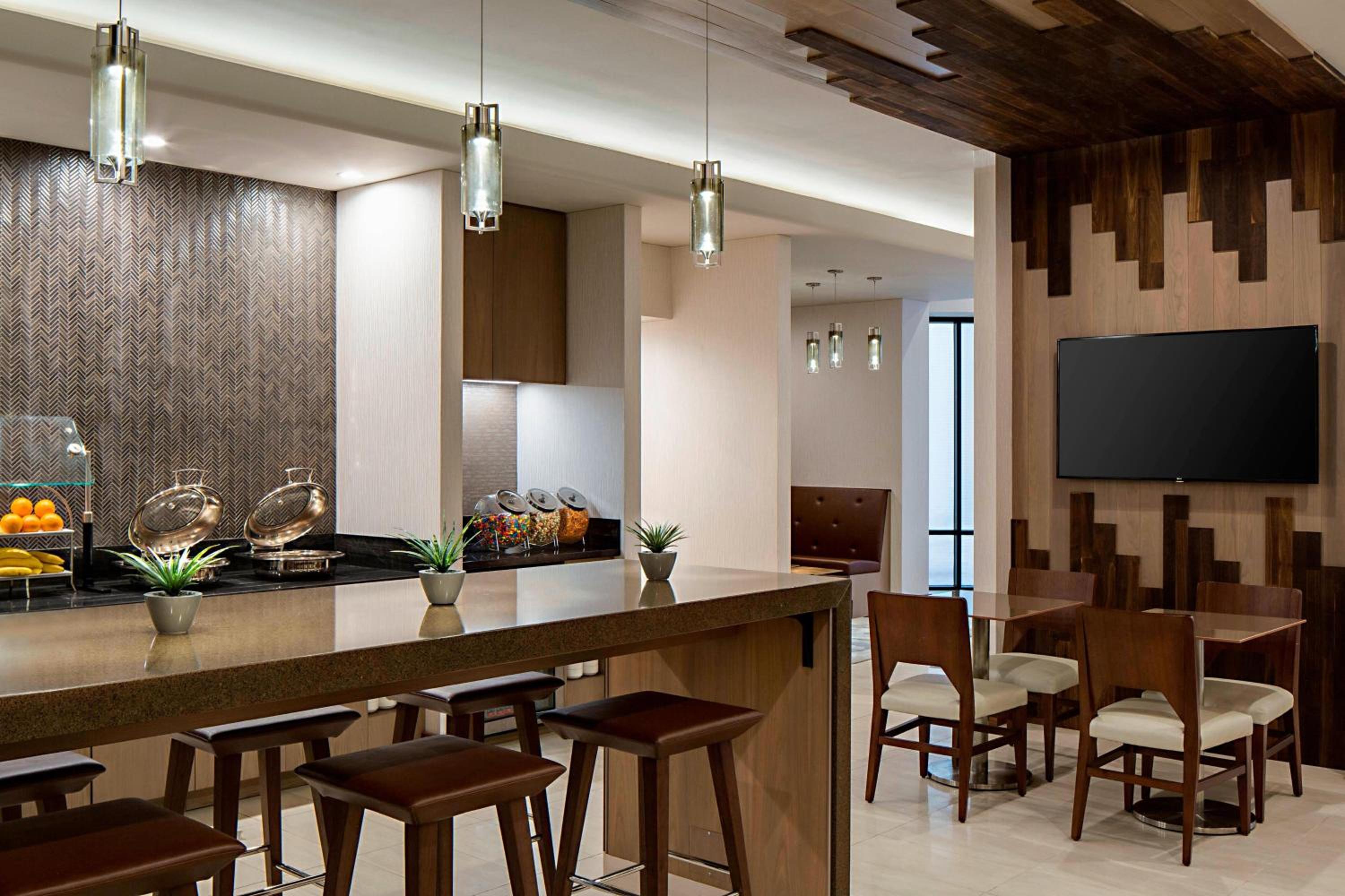 King Room with Adapted Tub - Mobility Accessible/Club Lounge Access - Photo 12